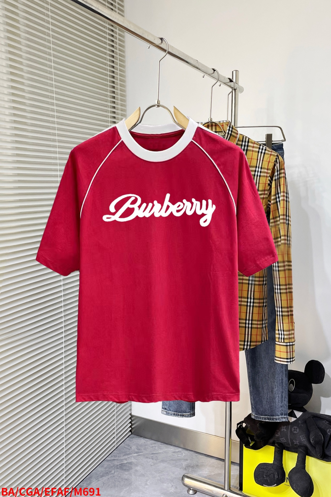 NO:429738,M691 BA Balenciaga new line shoulder design Letter printing double-layer heavy industry short-sleeved T-pattern Letter pattern is a hit item every year whether it is a T-pattern or a sweatshirt. The front large-area printing is direct injection by Dakangli digital printing machine. The cost is extremely high. After many debugging and shaping, the color difference reduction degree of the pattern is close to 99% from the original. Different from the market junk offset printing version. Super labor-consuming. The fabric is exclusively customized and dyed 260 grams. Cotton double strand M-3XL (095),,balenciaga,hoodie,sweatshirts,T-shirt,alexander wang19860909M691 BA巴黎世家 线条新款肩部设计 字母印花双层重工短袖T桖 字母图案不管是T桖还是卫衣都是每年的爆款单品 前幅大面积印花采用大康丽数码印花机直喷 成本极高 经过多次的调试打版图案色差还原度与原版接近百分之99 区别市场垃圾胶印版本 超级费工时 面料采用独家定制定染260 克 棉双股 M-3XL（095）,,balenciaga,hoodie,sweatshirts,T-shirt,alexander wang,Men's clothing