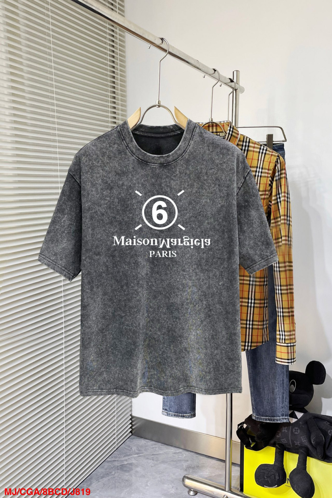 NO:429718,J819 MJ Magila 25 official website is released simultaneously. European and American trends. Washing layering process. Washing pure cotton fabric. Webbing shoulder splicing. Improve grade. Soft, comfortable and delicate. Large print. Improve grade. Loose style makes it more elegant. (095) Size S-2XL,,masion margiela,alexander wang19860909J819 MJ马吉拉 25官网同步发售 欧美流行趋势 洗水分层工艺 洗水纯棉面料 织带肩部拼接 提升档次 柔软舒适细腻 大幅印花 提升档次 宽松版型更显气质.（095） 尺码S-2XL,,masion margiela,alexander wang,Men's clothing