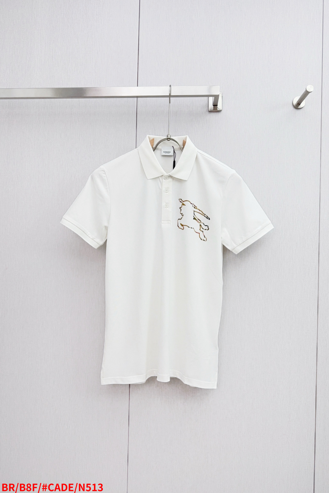 NO:432160,N513 BR Burberry Spring and summer new men's short-sleeved shirt, the latest brand design elements!  Neither monotonous nor complicated, it shows taste just right!  Customer-supplied top-quality custom bead flooring fabrics!  Comfortable, sweat-absorbing and breathable, the unique high-end fabric presents a simple and elegant temperament!  Embroidery design of letters on chest!  Full three-dimensional! Standard cutting design!  Every detail is a synchronized with high-end fashion. Size: M-3XL complete three standards, burberry, T-shirt, alexander wang19860909N513 BR 巴宝莉 春夏新款男士短袖衫,品牌最新设计元素！既不单调也不复杂,恰到好处的展现品味！客供顶级定制珠地棉面料！舒适吸汗透气根本不在话下,面料独具的高奢感呈现简约优雅气质！胸前字母logo刺绣设计！饱满立体!标准裁剪设计！每一处细节都是与高端时尚同步的体现. 尺码:M-3XL 三标齐全,,burberry,T-shirt,alexander wang,Men's clothing