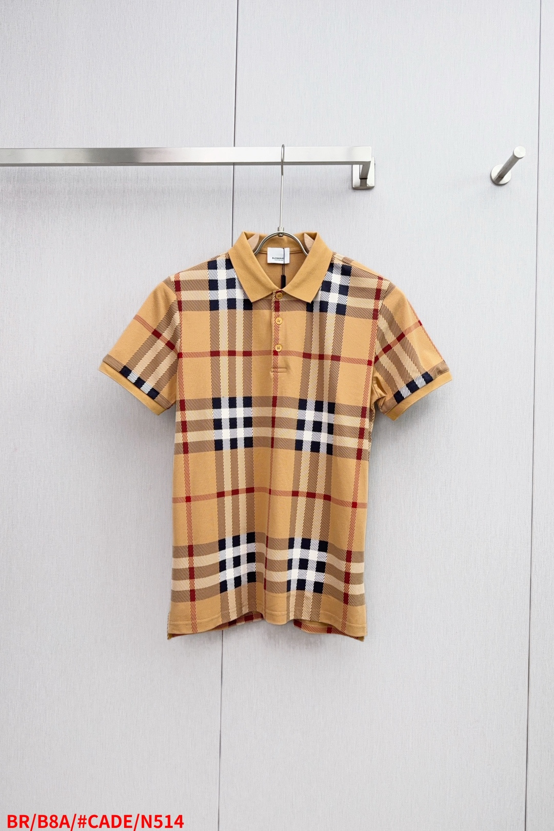 NO:432165,N514 BR Burberry Spring and summer new men's short-sleeved shirt, the latest brand design elements!  Neither monotonous nor complicated, it shows taste just right!  Customer-supplied top-quality custom bead flooring fabrics!  Comfortable, sweat-absorbing and breathable, the unique high-end fabric presents a simple and elegant temperament!  Embroidery design of letters on chest!  Full three-dimensional! Standard cutting design!  Every detail is a synchronized with high-end fashion. Size: M-3XL complete three standards, burberry, T-shirt, alexander wang19860909N514 BR 巴宝莉 春夏新款男士短袖衫,品牌最新设计元素！既不单调也不复杂,恰到好处的展现品味！客供顶级定制珠地棉面料！舒适吸汗透气根本不在话下,面料独具的高奢感呈现简约优雅气质！胸前字母logo刺绣设计！饱满立体!标准裁剪设计！每一处细节都是与高端时尚同步的体现. 尺码:M-3XL 三标齐全,,burberry,T-shirt,alexander wang,Men's clothing