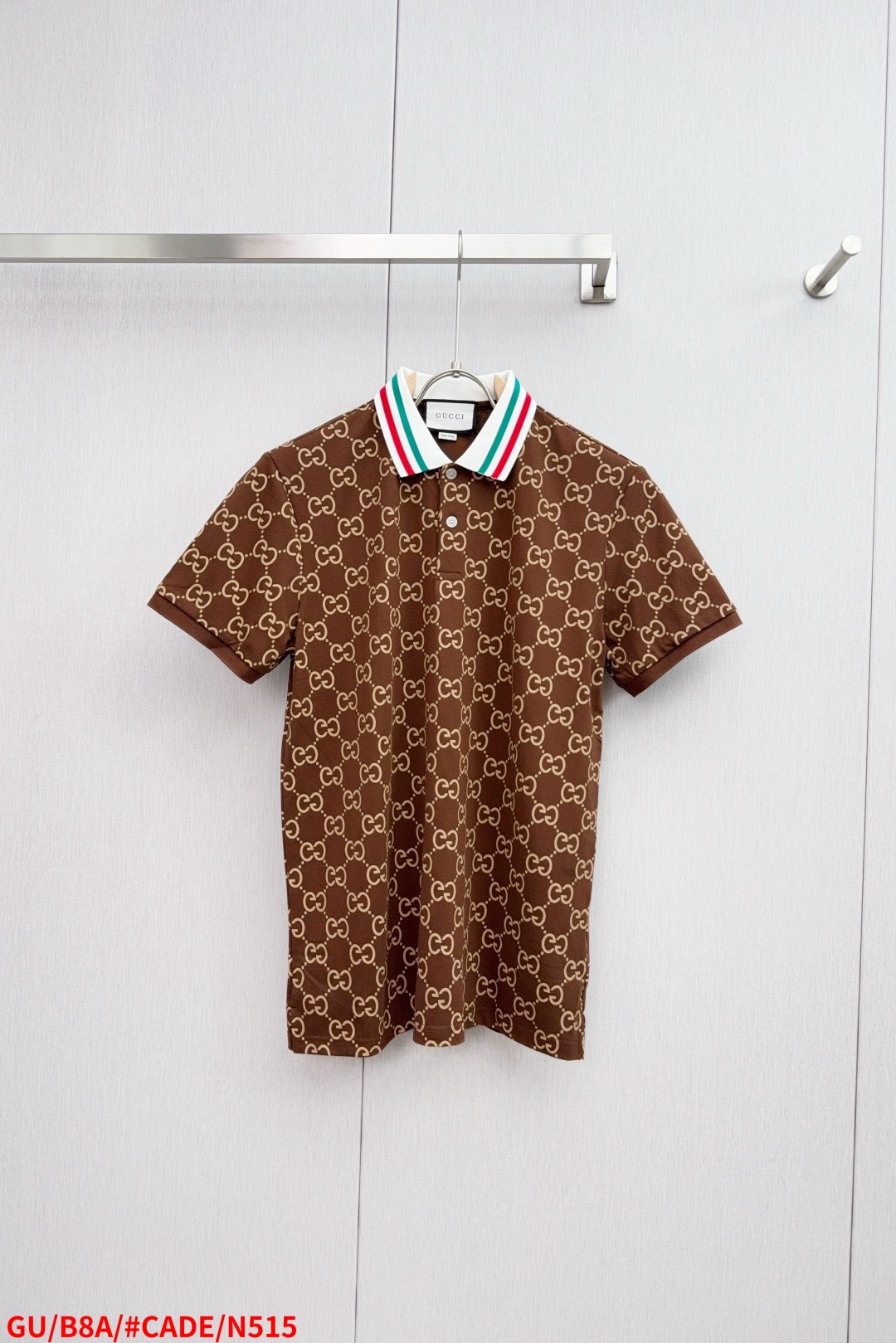 NO:432171,N515 GU Gucci 2025ss summer new style lapel short-sleeved shirt, high-end version!  Customized fabrics are breathable and comfortable, with impeccable details, and the brand element design concept reflects high quality. They feel delicate and soft!  It is casually cut, with a great upper body style!  M-3XL has complete three standards, gucci, T-shirt, alexander wang19860909N515 GU 古驰 2025ss夏季新款 翻领短袖 衫,高端版本！定制面料 透气舒适度高,细节无可挑剔,品牌元素设计理念,体现高品质.手感细腻柔软！呈现休闲裁剪,上身版型超赞！码数M-3XL 三标齐全,,gucci,T-shirt,alexander wang,Men's clothing