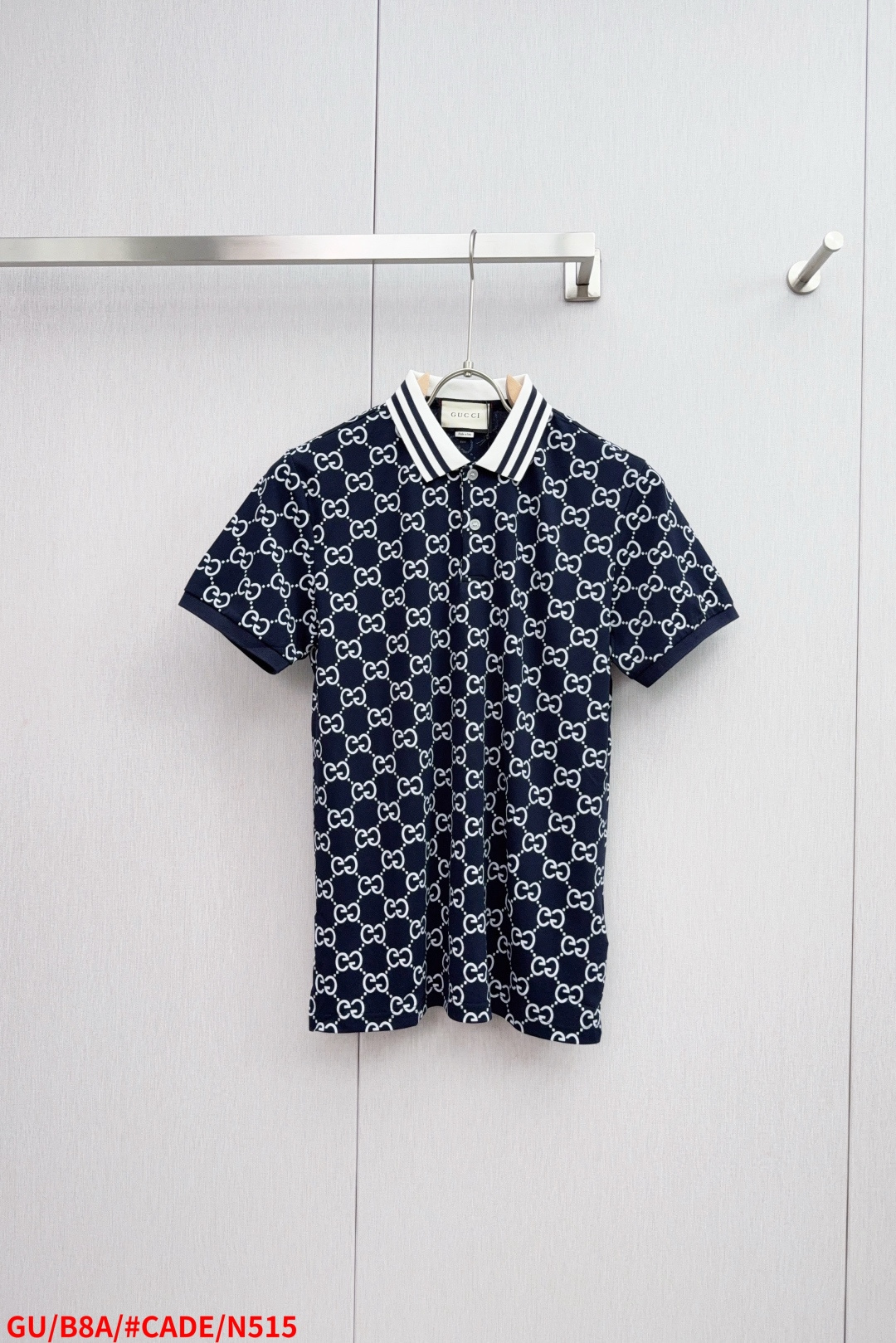 NO:432189,N515 GU Gucci 2025ss summer new style lapel short-sleeved shirt, high-end version!  Customized fabrics are breathable and comfortable, with impeccable details, and the brand element design concept reflects high quality. They feel delicate and soft!  It is casually cut, with a great upper body style!  M-3XL has complete three standards, gucci, T-shirt, alexander wang19860909N515 GU 古驰 2025ss夏季新款 翻领短袖 衫,高端版本！定制面料 透气舒适度高,细节无可挑剔,品牌元素设计理念,体现高品质.手感细腻柔软！呈现休闲裁剪,上身版型超赞！码数M-3XL 三标齐全,,gucci,T-shirt,alexander wang,Men's clothing