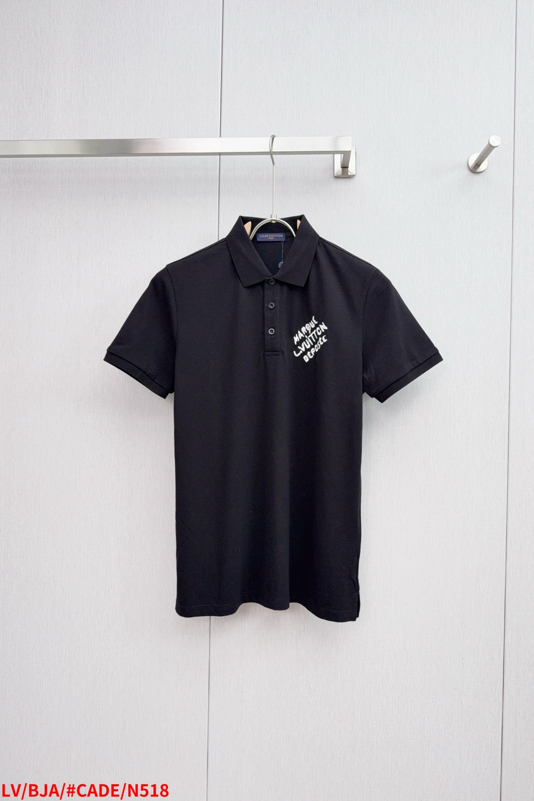 NO:432204,N518 LV spring and summer new men's short-sleeved shirt, the latest design elements of the brand!  Neither monotonous nor complicated, it shows taste just right!  Customer-supplied top-quality custom bead flooring fabrics!  Comfortable, sweat-absorbing and breathable, the unique high-end fabric presents a simple and elegant temperament!  Embroidery design of letters on chest!  Full three-dimensional! Standard cutting design!  Every detail is a synchronized with high-end fashion. Size: M-3XL complete three standards, louis vuitton, T-shirt, alexander wang19860909N518 LV 春夏新款男士短袖衫,品牌最新设计元素！既不单调也不复杂,恰到好处的展现品味！客供顶级定制珠地棉面料！舒适吸汗透气根本不在话下,面料独具的高奢感呈现简约优雅气质！胸前字母logo刺绣设计！饱满立体!标准裁剪设计！每一处细节都是与高端时尚同步的体现.  尺码:M-3XL 三标齐全,,louis vuitton,T-shirt,alexander wang,Men's clothing