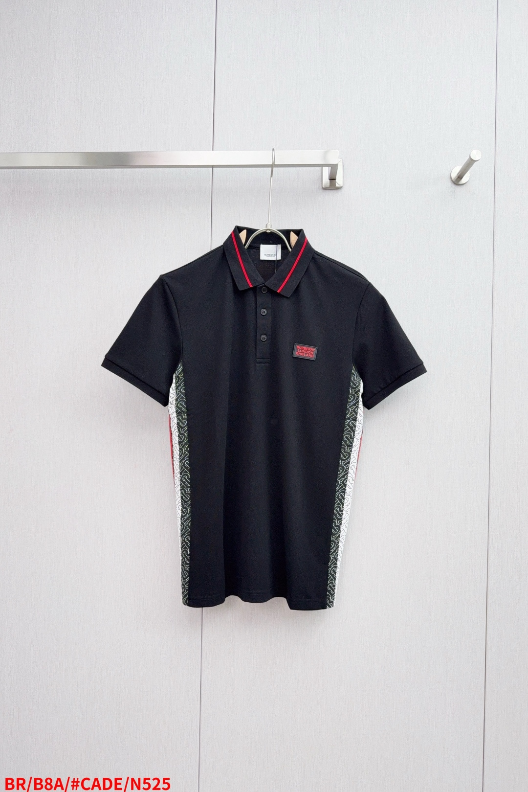 NO:432184,N525 BR Burberry Spring and summer new men's short-sleeved shirt, the latest brand design elements!  Neither monotonous nor complicated, it shows taste just right!  Customer-supplied top-quality custom bead flooring fabrics!  Comfortable, sweat-absorbing and breathable, the unique high-end fabric presents a simple and elegant temperament!  Embroidery design of letters on chest!  Full three-dimensional! Standard cutting design!  Every detail is a synchronized with high-end fashion. Size: M-3XL complete three standards, burberry, T-shirt, alexander wang19860909N525 BR 巴宝莉 春夏新款男士短袖衫,品牌最新设计元素！既不单调也不复杂,恰到好处的展现品味！客供顶级定制珠地棉面料！舒适吸汗透气根本不在话下,面料独具的高奢感呈现简约优雅气质！胸前字母logo刺绣设计！饱满立体!标准裁剪设计！每一处细节都是与高端时尚同步的体现. 尺码:M-3XL 三标齐全,,burberry,T-shirt,alexander wang,Men's clothing