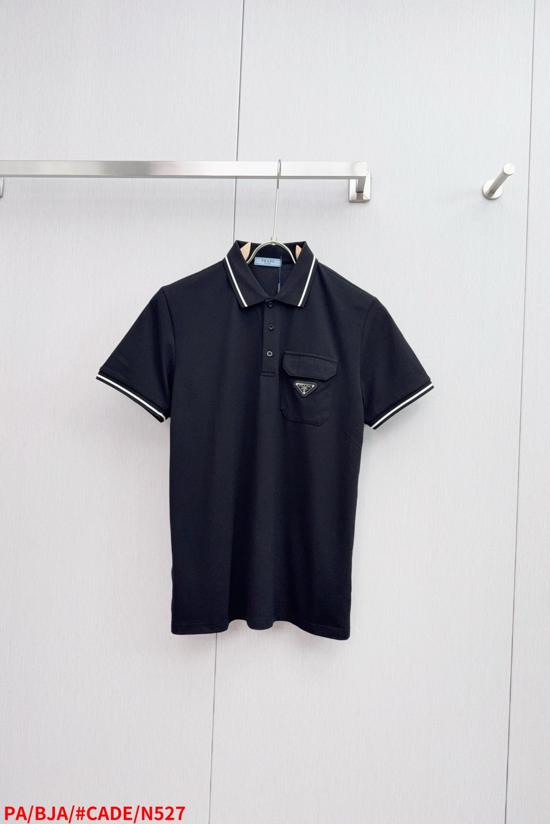 NO:432194,N527 PA Prada Triangle logo for men's business casual lapel short-sleeved POLO shirt!  From the world-renowned luxury brand Pr*da, customer-supplied mesh flooring cotton, made of micro knitting technology, the texture is comfortable and skin-friendly, and the details and soft touch are even more wonderful. Different from inferior and severely dyed Polo shirts, the neckline and cuffs are brand embroidered logos, and the chest is matched with classic PD enamel triangle logos with a fashionable feeling. It is made of soft fabrics, comfortable to wear, fashionable and versatile, and it is very suitable for attending business meetings or matching with daily leisure. The lapel design highlights the gentlemanly temperament, the style is simple but elegant, and the treatment of details shows Pr*da's attitude towards excellence in quality. It is a perfect balance between office and weekend fun, bringing the best two worlds for your leisure and work!  Color white black Size M L XL XXL XXXL Complete three standards, prada, T-shirt, alexander wang19860909N527 PA 普拉达 三角标标识男士商务休闲翻领短袖POLO衫！来自世界知名奢侈品牌Pr*da,客供网眼珠地棉,由微型针织工艺制作,手感质感舒适亲肤,细节感和触感柔更是美妙绝伦.区别劣质严重染色品Polo衫,领口及袖口均有品牌刺绣标识 ,胸前搭配经典PD珐琅彩三角标标识时尚感十足.采用柔软面料,穿着舒适,时尚又百搭,无论是出席商务会议或搭配日常休闲都非常适合.翻领设计更加突显绅士气质,款式简洁却不失优雅,细节处的处理彰显出Pr*da对品质精益求精的态度.它是办公室和周末乐趣之间的完美平衡,为你的休闲和工作带来了最好的两个世界！ 颜色白色 黑色 尺码M L XL XXL XXXL 三标齐全,,prada,T-shirt,alexander wang,Men's clothing