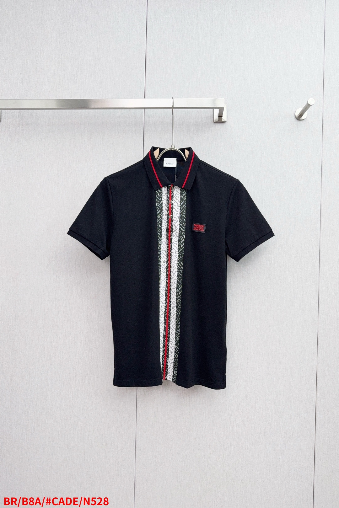 NO:432202,N528 BR Burberry Spring and summer new men's short-sleeved shirt, the latest brand design elements!  Neither monotonous nor complicated, it shows taste just right!  Customer-supplied top-quality custom bead flooring fabrics!  Comfortable, sweat-absorbing and breathable, the unique high-end fabric presents a simple and elegant temperament!  Embroidery design of letters on chest!  Full three-dimensional! Standard cutting design!  Every detail is a synchronized with high-end fashion. Size: M-3XL complete three standards, burberry, T-shirt, alexander wang19860909N528 BR 巴宝莉 春夏新款男士短袖衫,品牌最新设计元素！既不单调也不复杂,恰到好处的展现品味！客供顶级定制珠地棉面料！舒适吸汗透气根本不在话下,面料独具的高奢感呈现简约优雅气质！胸前字母logo刺绣设计！饱满立体!标准裁剪设计！每一处细节都是与高端时尚同步的体现. 尺码:M-3XL 三标齐全,,burberry,T-shirt,alexander wang,Men's clothing