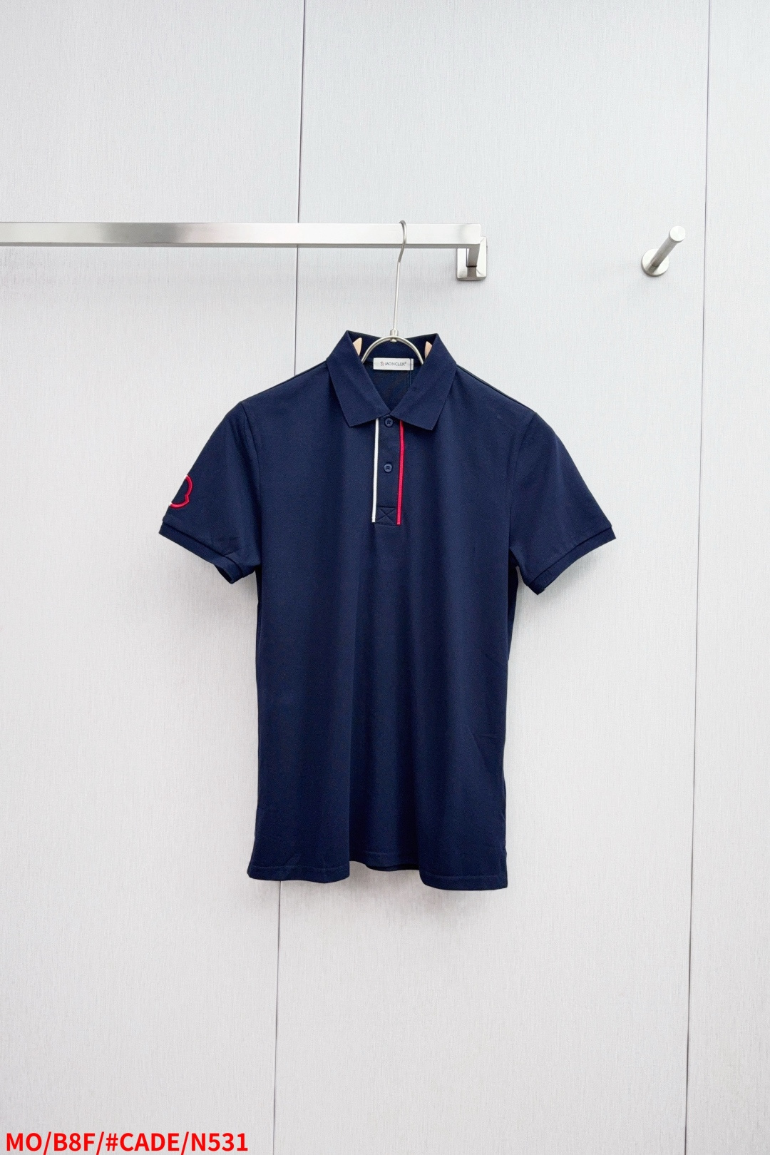 NO:432197,N531 MO cover-up 1935ss summer new logo men's lapel Polo shirt!  Classic business men's style, high-end men's style at the ceiling level of business men's style!  Simple, fashionable, elegant and elegant. It is decent and elegant with a single inner wear. It is quality control, detailed control, and has closed eyes, low-key, luxurious and connotative!  Customer-supplied fixed mesh flooring cotton cloth is carefully made, the surface of the fabric is evenly arranged and neatly arranged, with excellent breathability and heat dissipation and sweat resistance, and the comfort level of the upper body is completely better than that of ordinary single-sided sweat cloth tissue!  The brand LOGO logo with classic hem is created with top-level craftsmanship. The LOGO has three-dimensional, clear and full texture, and is an extraordinary product in the classic field whether it is inner wear or single wear!  The exquisite cutting process, every detail is handled very standard and delicately. The bld is not comparable to ordinary LOW products on the market. Men must enter the basic versatile Polo shirts recommended!  Size M-3XL complete three standards, Moncler, alexander wang19860909N531 MO 蒙口 1935ss夏季新款 logo男士翻领Polo衫！经典商务男款,高端男装的天花板级别的商务男款！简约时尚大气不失优雅,单穿内搭体面过人,品质控细节控的闭眼带走,低调又奢华有内涵！ 客供定织网眼珠地棉布精心制成,面料表面排列均匀整齐的网眼纹理,透气性和散热排汗性极佳,上身舒适程度完全优于普通单面汗布组织！下摆经典的品牌LOGO标识,采用顶级工艺打造,LOGO立体清晰饱满,质感非凡的特质,无论是内搭还是单穿都是一款经典领域的产品！精妙绝伦的裁剪工艺,每一个细节处理的非常标准细腻,bld非市面一般LOW货可以媲美的,男士必入基础百搭款Polo衫推荐！ 尺码M-3XL 三标齐全,,Moncler,alexander wang,Men's clothing