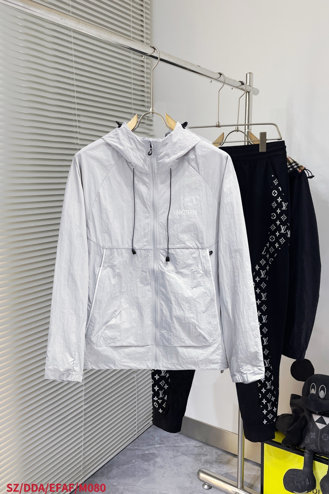 NO:432123,M080 SZ Archaeopteryx official website, same sun protection and light wind shell sun protection clothing, worn during hot and changing weather adventure activities. Sqush uses tyonotm 3.0 nylon highly windproof fabric. Although it is thin but very strong, it has an ultra-light minimalist structure model. Sun protection index 50+ certified model!  High-end quality is invincible!  Thin function small skin clothing sun protection clothing order available for height and weight size L-4XL men and women (095), arc'teryx, alexander wang19860909M080 SZ 始祖鸟 官网同款防晒轻薄风壳防晒衣皮肤衣 炎热而多变的天气冒险活动时穿着.sqush连采用tyonotm 3.0 尼龙高度防风面料 虽轻薄但强度很大,具有超轻的极简结构款号 防晒指数50+认证款！高端品质无敌！ 机能薄型小皮肤衣防晒衣 下单提供身高体重尺码L-4XL 男女同款（095）,arc'teryx,alexander wang,Men's clothing