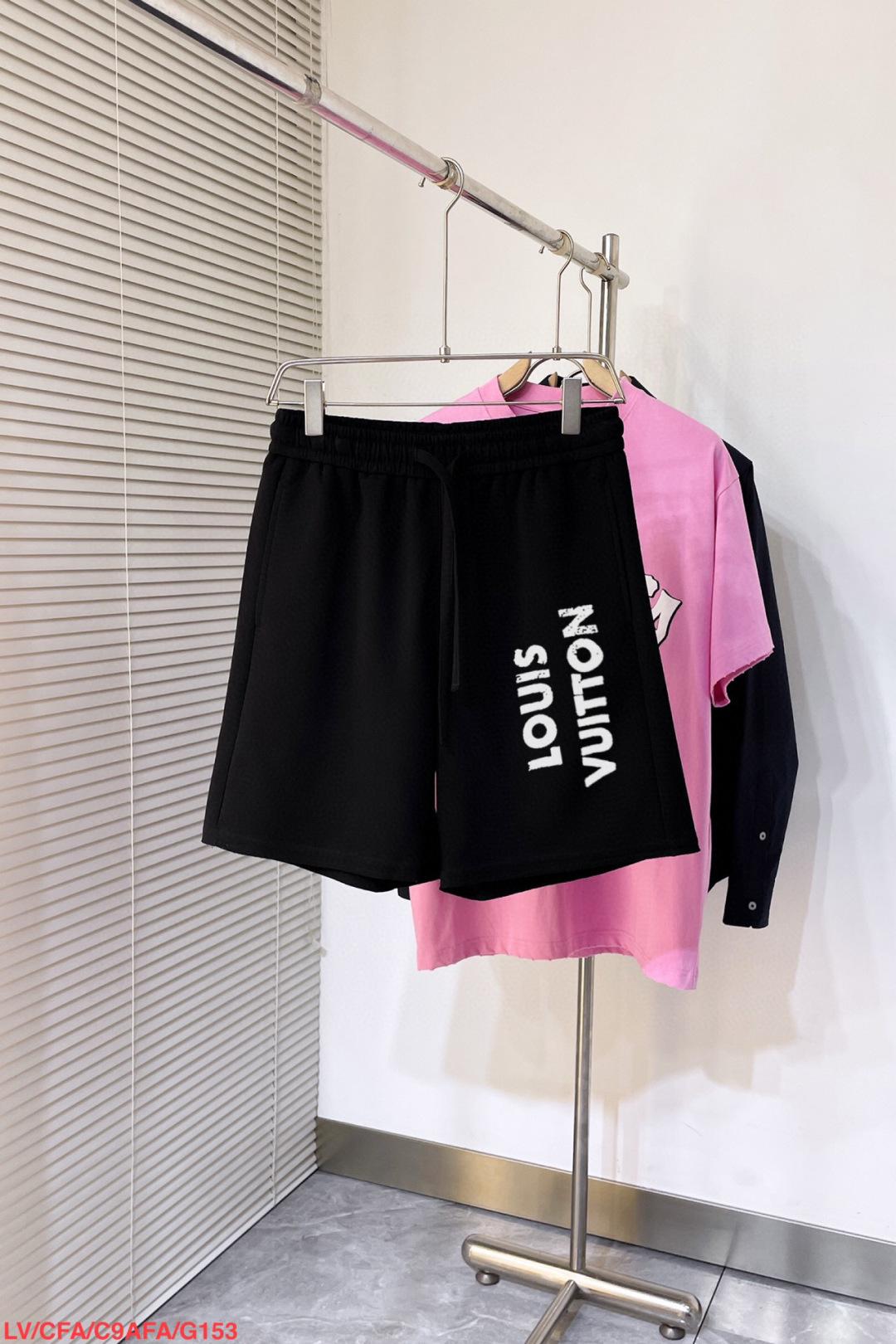 NO:432106,G153 LV Louis Vuitton 25 Spring and Summer New Shorts This minimalist expresses a modern attitude. Face cloth 63.1 cotton 36.9 polyester Qianwei Ultra-thin composite fabric, the overall texture is stronger, carries the innovative spirit, the iconic enamel logo adds the finishing touch Size M-2XL (095),,louis vuitton,louis vuitton, shorts,alexander wang19860909G153 LV路易威登 25春夏新款短裤 这款极简表达现代态度.面布63.1棉36.9聚酯倩维 超薄复合面料 整体更显质感有力 承载创新精神, 标志性的涂珐琅徽标平添点睛之笔 尺码M-2XL（095）,,louis vuitton,louis vuitton,shorts,alexander wang,Men's clothing