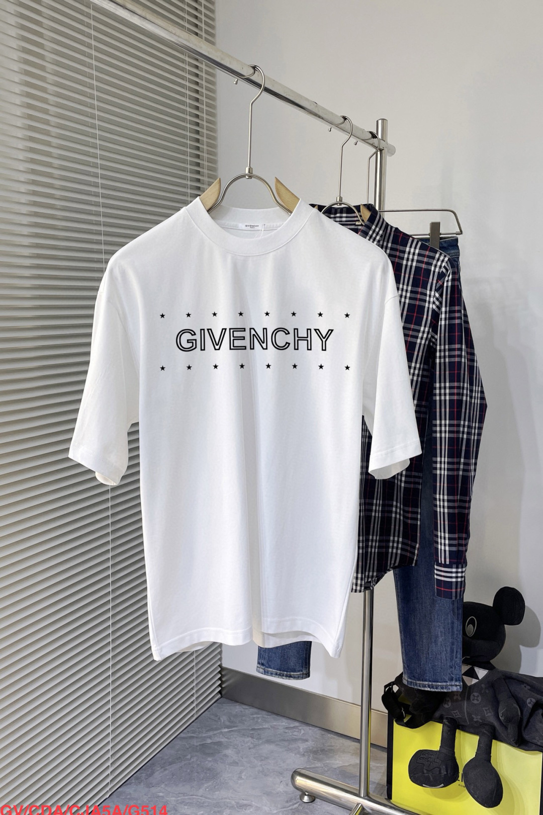 NO:432191,G514 GV Givenchy New letter printing double-layer heavy industry short-sleeved T-pattern letter pattern is a hit item every year, whether it is a T-pat or a sweatshirt, the front large-area printing is direct injection by Dakangli digital printing machine, extremely costly, after many debugging and shaping, the color difference reduction degree is nearly 99% from the original version, different from the market junk offset printing version, super labor-consuming, fabric is exclusively customized and dyed 280 grams Cotton double strand Size M-3XL Black and white 2 colors (095) Size chart Bust Shoulder width Clothes Length Sleeve length S 11054 6921 M 11456 7122 L 11858 7322 XL12260 7523 2XL 12662  7723 size M-3XL, given hoodie, sweatshirts, T-shirt, alexander wang19860909G514 GV 纪梵希 新款字母印花双层重工短袖T桖 字母图案不管是T桖还是卫衣都是每年的爆款单品 前幅大面积印花采用大康丽数码印花机直喷 成本极高 经过多次的调试打版图案色差还原度与原版接近百分之99 区别市场垃圾胶印版本 超级费工时 面料采用独家定制定染280克 棉双股 尺码M-3XL 黑白2色（095） 尺码表 胸围 肩宽 衣长 袖长 S 11054 6921 M 11456 7122 L 11858 7322 XL12260 7523 2XL 12662 7723尺码M-3XL,,givenchy,hoodie,sweatshirts,T-shirt,alexander wang,Men's clothing