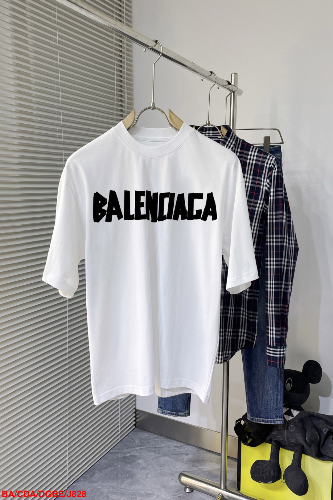 NO:432186,J828 BA Balenciaga New letter printing double-layer heavy industry short-sleeved T-pattern letter pattern is a hit item every year, whether it is a T-pat or a sweatshirt, the front large-area printing is direct injection by Dakangli digital printing machine, extremely costly, after many debugging and shaping, the color difference reduction degree is nearly 99% from the original version, different from the market junk offset printing version, super labor-intensive, fabric is exclusively customized and dyed 280 grams Cotton double strand Size M-3XL Black and white 2 colors (095) Size chart Bust Shoulder width Clothes Length Sleeve length S 11054 6921 M 11456 7122 L 11858 7322 XL12260 7523 2XL 12662  7723 size M-3XL, balenciaga, hoodie, sweatshirts, T-shirt, alexander wang19860909J828 BA 巴黎世家 新款字母印花双层重工短袖T桖 字母图案不管是T桖还是卫衣都是每年的爆款单品 前幅大面积印花采用大康丽数码印花机直喷 成本极高 经过多次的调试打版图案色差还原度与原版接近百分之99 区别市场垃圾胶印版本 超级费工时 面料采用独家定制定染280克 棉双股 尺码M-3XL 黑白2色（095） 尺码表 胸围 肩宽 衣长 袖长 S 11054 6921 M 11456 7122 L 11858 7322 XL12260 7523 2XL 12662 7723尺码M-3XL,,balenciaga,hoodie,sweatshirts,T-shirt,alexander wang,Men's clothing