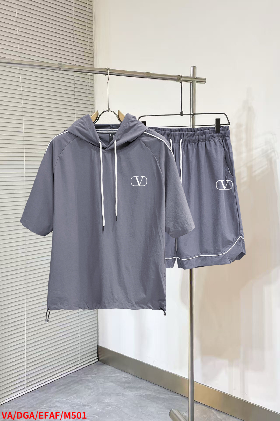 NO:432142,M501 VA Valentino Official synchronous update Short-sleeved suit Classic webbing embellishment Lightweight, comfortable and breathable four-sided elastic fabric Cold and cold You must get a set in summer Must have M-3XL Not to be sold (095), valentino, T-shirt, alexander wang19860909M501 VA华伦天奴 官方同步更新 短袖套装 经典织带点缀 轻盈舒适透气四面弹面料 冰凉冰凉 夏天一定要来一套 必备款 M-3XL 不可拆卖（095）,,valentino,T-shirt,alexander wang,Men's clothing