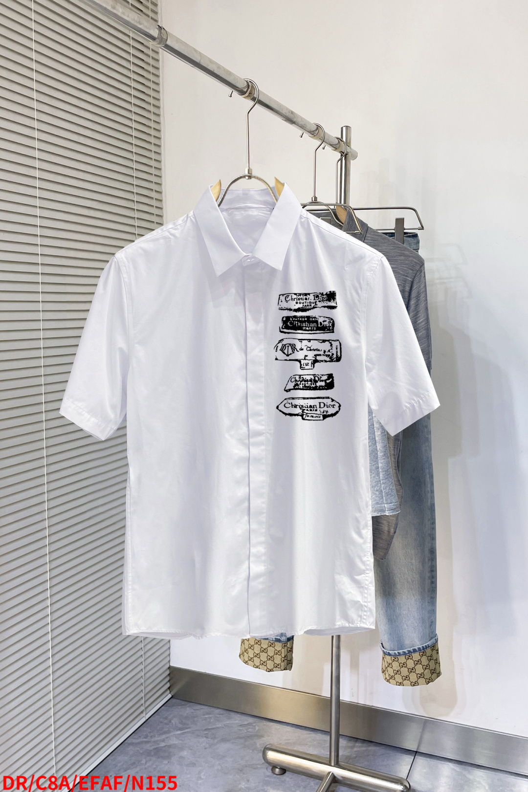 NO:432150,N155 DR Dior The latest men's must-have short-sleeved shirt, natural cotton, comfortable and breathable, original single product, original fabric, soft and comfortable, high-end and luxurious upper body, sufficiently styled grade, this shirt is proud to make you satisfied and face! Size 38-42 Black and white 2 colors (095),,dior,shirts,T-shirt,alexander wang19860909N155 DR迪奥 最新款男士必备款短袖衬衫,天然棉,舒服透气,原单狠货,原版面料,柔软舒适,上身高端又奢华,足够场面的档次,这款衬衫无不骄傲的让你满意有面子! 尺码38-42 黑白2色（095）,,dior,shirts,T-shirt,alexander wang,Men's clothing