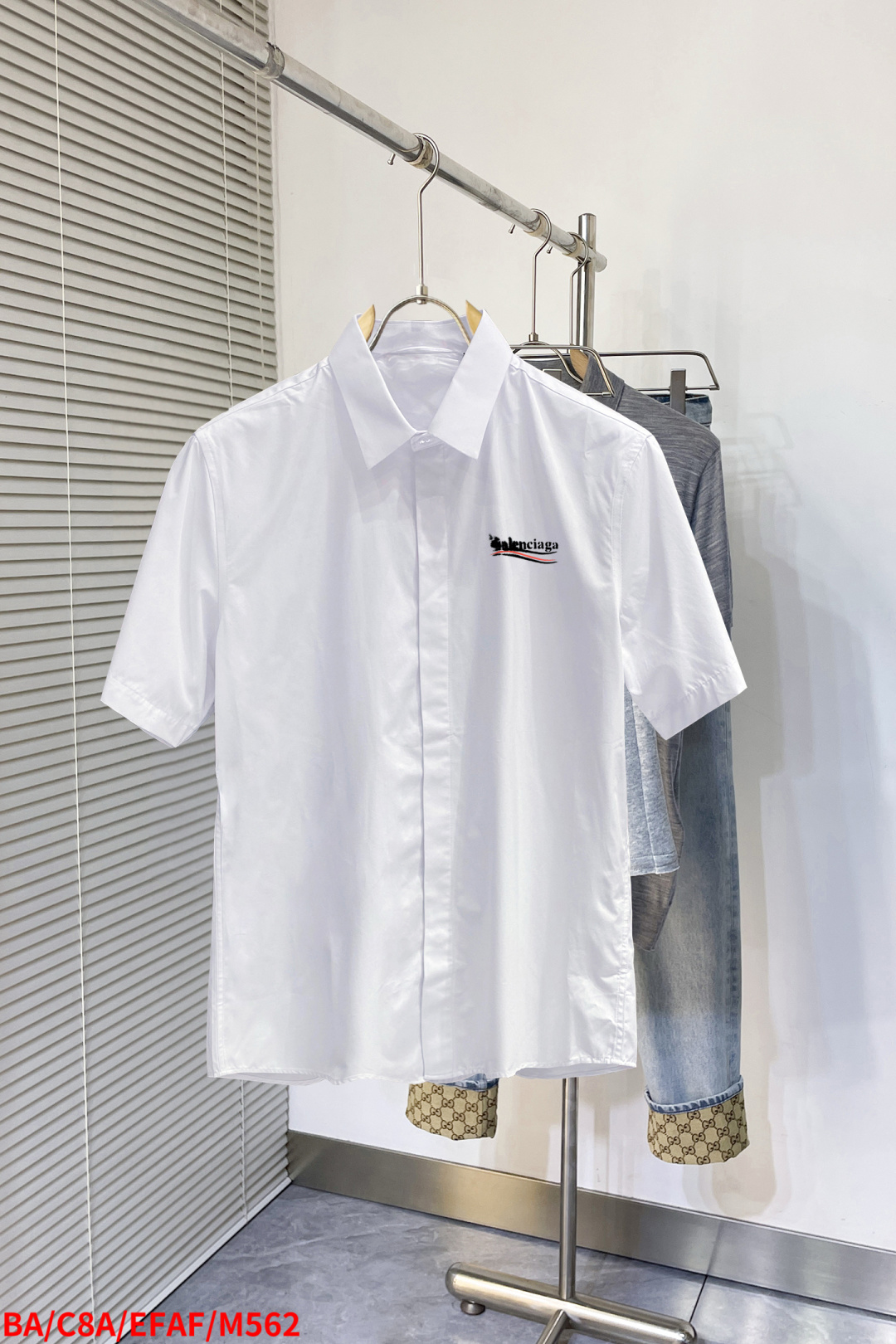 NO:432145,M562 BA Balenciaga The latest men's must-have short-sleeved shirt, natural cotton, comfortable and breathable, original single product, original fabric, soft and comfortable, high-end and luxurious upper body, sufficiently styled grade, this shirt is proud to make you satisfied and face! Size 38-42 Black and white 2 colors (095),,balenciaga,shirts,T-shirt,alexander wang19860909M562 BA巴黎世家 最新款男士必备款短袖衬衫,天然棉,舒服透气,原单狠货,原版面料,柔软舒适,上身高端又奢华,足够场面的档次,这款衬衫无不骄傲的让你满意有面子! 尺码38-42 黑白2色（095）,,balenciaga,shirts,T-shirt,alexander wang,Men's clothing