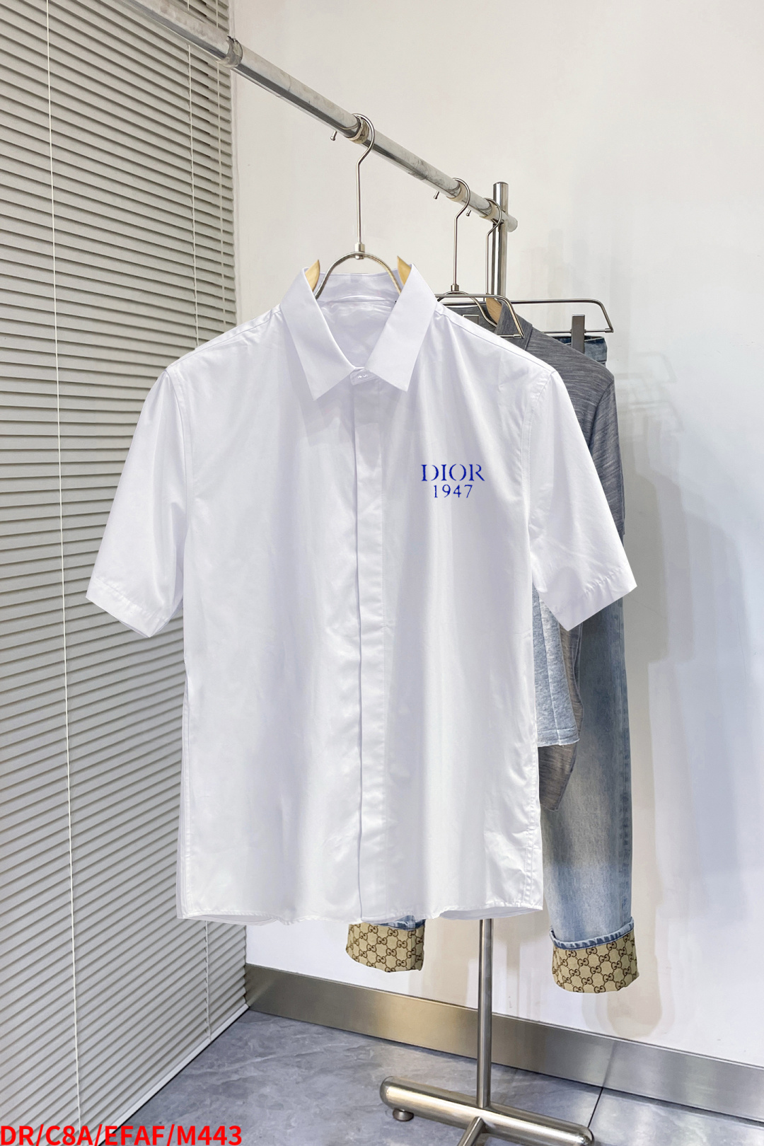 NO:432140,M443 DR Dior The latest must-have short-sleeved shirt for men, natural cotton, comfortable and breathable, original single product, original fabric, soft and comfortable, high-end and luxurious upper body, sufficiently styled grade, this shirt is proud to make you satisfied and face! Size 38-42 Black and white 2 colors (095),,dior,shirts,T-shirt,alexander wang19860909M443 DR迪奥 最新款男士必备款短袖衬衫,天然棉,舒服透气,原单狠货,原版面料,柔软舒适,上身高端又奢华,足够场面的档次,这款衬衫无不骄傲的让你满意有面子! 尺码38-42 黑白2色（095）,,dior,shirts,T-shirt,alexander wang,Men's clothing