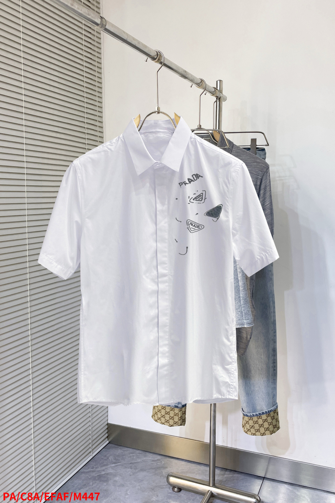 NO:432135,M447 PA Prada The latest must-have short-sleeved shirt for men, natural cotton, comfortable and breathable, original single product, original fabric, soft and comfortable, high-end and luxurious upper body, sufficiently styled class, this shirt is proud to make you satisfied and face! Size 38-42 Black and white 2 colors (095), prada,shirts, T-shirt, alexander wang19860909M447 PA普拉达 最新款男士必备款短袖衬衫,天然棉,舒服透气,原单狠货,原版面料,柔软舒适,上身高端又奢华,足够场面的档次,这款衬衫无不骄傲的让你满意有面子! 尺码38-42 黑白2色（095）,,prada,shirts,T-shirt,alexander wang,Men's clothing