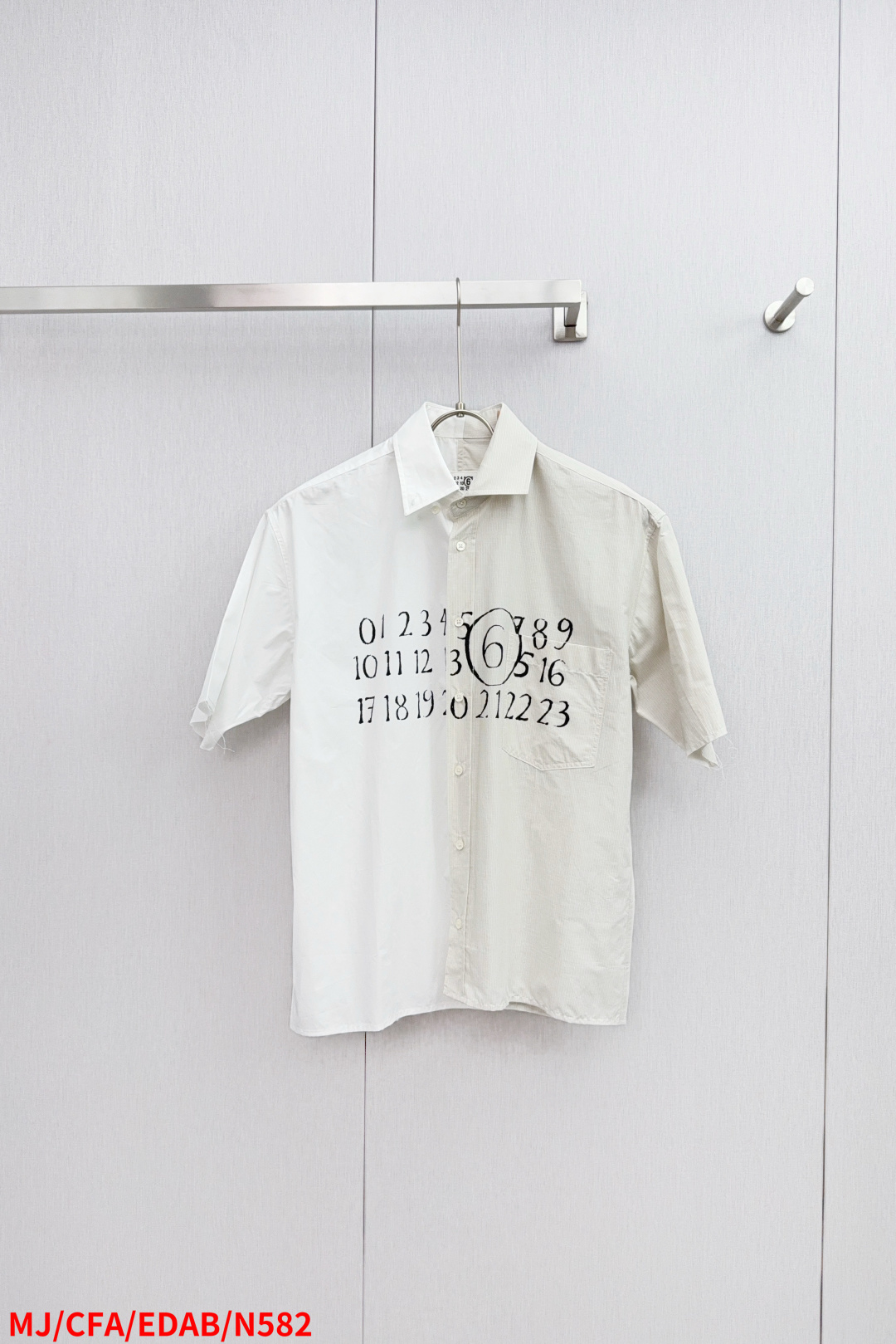 NO:726092,Replaced after the end of the year N582 MJMM6 Margiela digital print contrast shirt Customized cotton fine pleated plain satin shirt material and thin plain elegant anti-wrinkle fabric Exquisite, comfortable and skin-friendly, cleverly spliced with pure white and soft beige, just like the delicate balance of rationality and sensibility, filled with comfort and laziness. The numbers and symbols on the shirt are arranged in an artistic manner, adding a mysterious and modern atmosphere to the whole  Walking in the urban fashion map with a unique attitude. Manual hand-adjusted patch printing and painting process is printed on semi-finished fabric pieces according to the original position requirements. Through patching, the position ratio of the pattern on different fabric pieces is ensured. High-precision alignment. Manually cut tassels. Through fine tailoring and clever sewing techniques, the edges of the fabric show a natural fraying and tassel effect. It not only adds a sense of layering but also gives a unique dynamic beauty. Adopt the side-turning buried stitching process.  Smooth and tidy, the fabrics have been sand washed and have a better hand feel. Not easy to deform, not easy to shrink, not easy to fade, and maintain long-term beauty. Size 42 44 46 48. Three standards are complete. Next day, masion margiela, masion margiela, shirts,19860909年后退换 N582 MJMM6 马吉拉数字印花撞色衬衫 定制全棉细裥条纹素缎衬衫料 以及细薄平纹素雅抗皱织物 精致细腻 舒适贴肤 以纯净白色与柔和米色巧妙拼接 恰似理性与感性的微妙平衡 弥漫着惬意与慵懒 衬衫之上 数字与符号以艺术之姿排列 为整体增添了一抹神秘而摩登的气息 以一种独特的姿态行走于都市的时尚版图 人工手调对片印绘工艺 按照原版的位置要求 印制在半成品的织物片上 通过对片的方式 确保图案在不同织物片上的位置比例 高精度对位 人工割烂流苏 通过精细的剪裁和巧妙的缝制手法 使布料边缘呈现出一种自然的磨损和流苏效果 不仅增加了层次感还赋予了一种独特的动态美感 采用侧翻埋夹车线工艺 平顺整洁 工整整洁 面料都经过砂洗 手感质感更佳 不易变形 不易缩水 不易褪色 保持长久的美观 尺码 42 44 46 48 三标齐全 隔天,,masion margiela,masion margiela,shirts,,Men's clothing