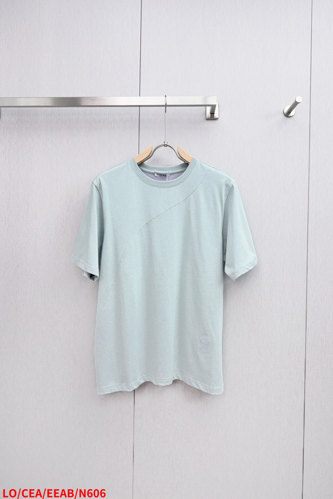 NO:442866,N606 LO loewe 2025SS spring and summer new jersey cotton basic round neck T-shirt, a fashionable item that combines unique design and high-end quality. Every detail reveals extraordinary taste and style!  This T-shirt is made of custom jersey cotton, which not only has soft and comfortable touch, but also has excellent breathability, but also shows a low-key luxury in texture!  The front panel adopts deconstructed splicing and cutting design. This innovative method breaks the singleness and mediocrity of traditional T-shirts. Through clever splicing, a distinct visual effect is created, which greatly enhances the overall design sense!  The classic badge and logo embroidery at the hem has become the finishing touch of the entire T-shirt with its exquisite craftsmanship, unique patterns and profound meaning!  It not only demonstrates the wearer's noble identity and extraordinary taste, but also conveys a kind of confidence and strength invisibly, making it unforgettable at first sight!  The casual and loose style cutting method can not only modify the body shape well and cover up the excess fat, but also pursue the ultimate comfort and freedom in the wear experience!  Recommended for the same style of men and women. Size XS-L is complete with three standards. The next day, loewe, tees, t-shirt, alexander wang19860909N606 LO loewe 2025SS春夏新款平纹针织棉布基础圆领T恤,一款集独特设计与高端品质于一身的时尚单品,其每一个细节都透露着不凡的品味与格调！这款T恤采用客供定制平纹针织棉布,不仅触感柔软舒适,透气性极佳,更在质感上展现出一种低调的奢华！前幅采用了解构式的拼接裁剪设计,这一创新手法打破了传统T恤的单一与平庸,通过巧妙拼接,营造出层次分明的视觉效果,极大地提升了整体的设计感！而下摆处经典的徽章标识刺绣,以其精致的工艺、独特的图案以及深邃的寓意,成为了整件T恤的点睛之笔！它不仅彰显了穿着者的高贵身份与不凡品味,更在无形中传递出一种自信与力量,让人一见难忘！休闲宽松的版型裁剪方式,不仅能够很好地修饰身形,遮掩多余的赘肉,更在穿着体验上追求极致的舒适与自由！男女同款推荐.尺码XS-L 三标齐全 隔天,,loewe,tees，t-shirt,alexander wang,Men's clothing