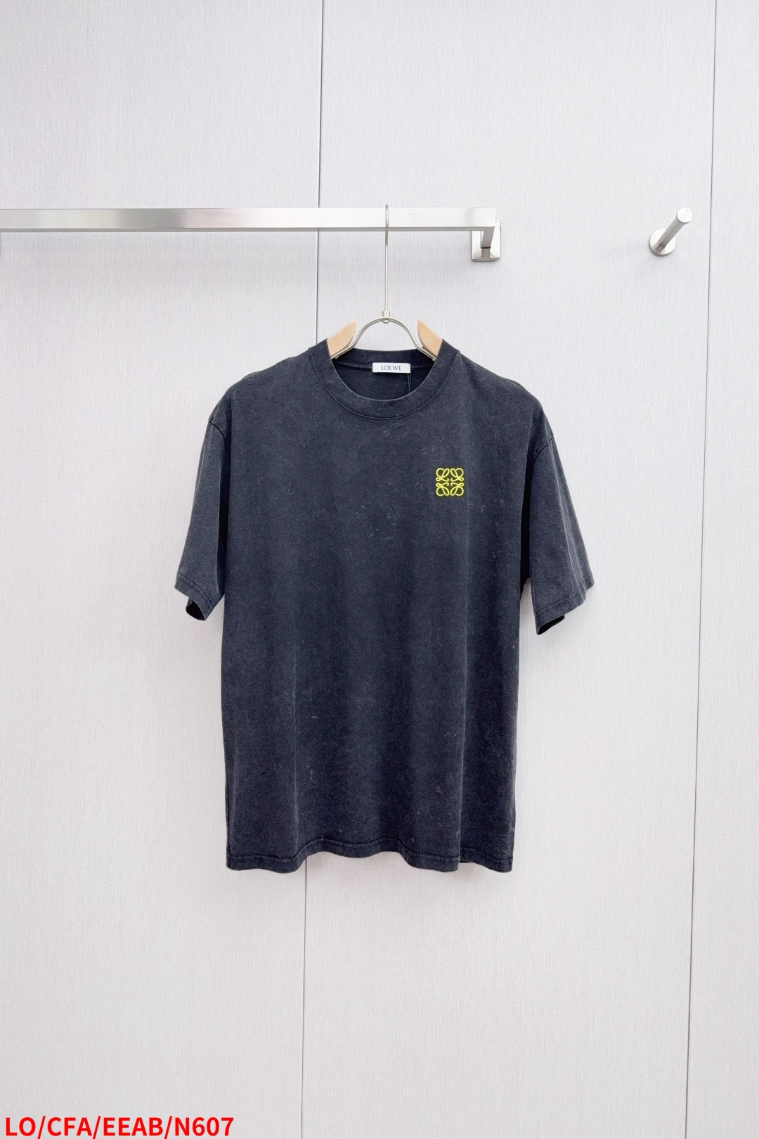 NO:442874,N607 LO Luo Yiwei Yellow Classic Mark~ Tulip Floral Batik T-shirt on the back This short sleeve adopts a unique black wax dyeing process. The fabric is specially treated to present a natural and old texture, which seems to carry the story of the years, retro and unique. Pure cotton material (clearly marked with the wash mark), soft and skin-friendly, and has good breathability, bringing a comfortable experience for daily wear, and can remain refreshing even in the hot summer. The classic LW yellow embroidery logo on the chest is exquisite and delicate, which is a low-key display of the brand identity. The bright colors are set against the black background, which is very recognizable. The tulip flower print on the back injects romantic vitality into the simple body. Daily outfits are easy and brilliant, and they are both comfortable and stylish. It is an eye-catching item to create a trendy look~ Men and women, black, XS-L size!  The next day, loewe, T-shirt,tees, t-shirt,alexander wang19860909N607 LO 罗意威 黄色经典标~后背郁金香花卉蜡染T恤 这件短袖采用独特黑色腊染工艺,面料经特殊处理,呈现出自然做旧纹理,似承载岁月故事,复古又别致.纯棉材质（洗标清晰标注）,触感柔软亲肤,透气性佳,为日常穿着带来舒适体验,即便炎炎夏日,也能保持清爽. 胸前经典 LW 黄色刺绣标识,精致细腻,是品牌身份的低调彰显,亮眼色彩在黑色底色衬托下,极具辨识度,后背那朵郁金香花朵印花,为简约衣身注入浪漫活力,日常穿搭轻松出彩,舒适与格调兼具,是打造潮流造型的吸睛单品~ 男女同款,黑色 ,XS-L码！三标齐全 隔天,,loewe,T-shirt,tees，t-shirt,alexander wang,Men's clothing