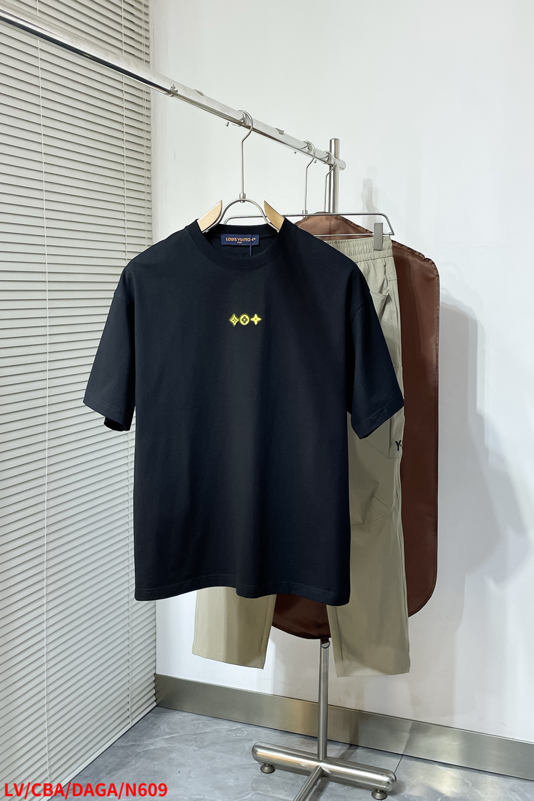 NO:442802,N609 LV Deng family men's high-end fashion round neck short-sleeved T-shirt, Hong Kong foreign company channel goods, high-end platinum-grade products, new spring and summer products in 25 years, classic popular products!  A T-shirt that is very consistent with the aesthetic tone of V Dengjia, the designer has made a unique and innovative interpretation of the brand, presented it in silhouette through the flocking process. It is extremely exquisite and exquisite, with a very shocking visual sense, making the whole painting style full of fashionable and personalized colors, and highlights a sense of high-end luxury!  The first-class quality, the upper body effect is excellent, the mixing and matching is extremely high, the casual trendy outing is very eye-catching, and the most beautiful piece is a piece of styling, both inside and alone, and it is very eye-catching!  Size M-3XL complete three standards the next day, louis vuitton, T-shirt,tees, t-shirt,alexander wang19860909N609 LV登家族男士高端时装款圆领短袖T恤,香港洋行渠道货,高奢品鉴白金级单品,25年春夏新品,经典人气单品！ 极符合V登家美学基调的一款T恤,设计师对品牌进行别具一格的创新演绎,通过植绒工艺形态以剪影的方式呈现出来,极为精湛考究,视觉感非常震撼,让整个画风充满时髦个性色彩,且彰显了高级奢华感！ 品相一流,上身效果超赞,混搭性极高,出街休闲潮搭非常吸睛,拗造型绝佳单品,无论内搭还是单穿都非常招眼出色！ 尺码M-3XL 三标齐全 隔天,,louis vuitton,T-shirt,tees，t-shirt,alexander wang,Men's clothing