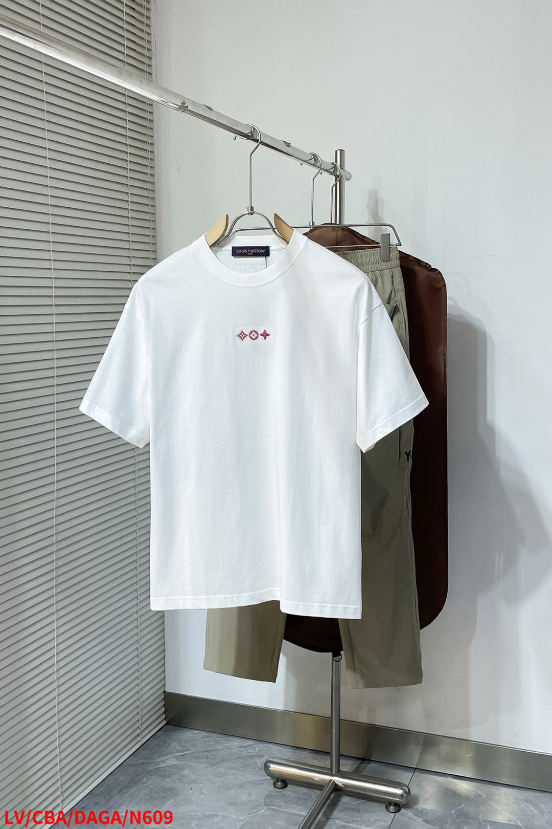 NO:442808,N609 LV Deng Family Men's high-end fashion round neck short-sleeved T-shirt, Hong Kong foreign company channel goods, high-end platinum-grade products, new spring and summer products in 25 years, classic popular products!  A T-shirt that is very consistent with the aesthetic tone of V Dengjia, the designer has made a unique and innovative interpretation of the brand, presented it in silhouette through the flocking process. It is extremely exquisite and exquisite, with a very shocking visual sense, making the whole painting style full of fashionable and personalized colors, and highlights a sense of high-end luxury!  The first-class quality, the upper body effect is excellent, the mixing and matching is extremely high, the casual trendy outing is very eye-catching, and the most beautiful piece is a piece of styling, both inside and alone, and it is very eye-catching!  Size M-3XL complete three standards the next day, louis vuitton, T-shirt,tees, t-shirt,alexander wang19860909N609 LV 登家族男士高端时装款圆领短袖T恤,香港洋行渠道货,高奢品鉴白金级单品,25年春夏新品,经典人气单品！ 极符合V登家美学基调的一款T恤,设计师对品牌进行别具一格的创新演绎,通过植绒工艺形态以剪影的方式呈现出来,极为精湛考究,视觉感非常震撼,让整个画风充满时髦个性色彩,且彰显了高级奢华感！ 品相一流,上身效果超赞,混搭性极高,出街休闲潮搭非常吸睛,拗造型绝佳单品,无论内搭还是单穿都非常招眼出色！ 尺码M-3XL 三标齐全 隔天,,louis vuitton,T-shirt,tees，t-shirt,alexander wang,Men's clothing