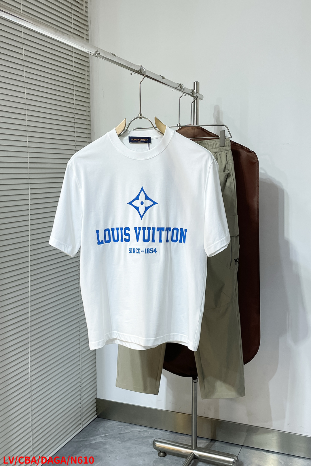 NO:442814,N610 LV Deng Family Men's high-end fashion round neck short-sleeved T-shirt, Hong Kong foreign company channel goods, high-end platinum-grade products, new spring and summer products in 25 years, classic popular products!  A T-shirt that is very consistent with the aesthetic tone of V Dengjia, the designer has made a unique and innovative interpretation of the brand, presented it in silhouette through the flocking process. It is extremely exquisite and exquisite, with a very shocking visual sense, making the whole painting style full of fashionable and personalized colors, and highlights a sense of high-end luxury!  The first-class quality, the upper body effect is excellent, the mixing and matching is extremely high, the casual trendy outing is very eye-catching, and the most beautiful piece is a piece of styling, both inside and alone, and it is very eye-catching!  Size M-3XL complete three standards the next day, louis vuitton, T-shirt,tees, t-shirt,alexander wang19860909N610 LV 登家族男士高端时装款圆领短袖T恤,香港洋行渠道货,高奢品鉴白金级单品,25年春夏新品,经典人气单品！ 极符合V登家美学基调的一款T恤,设计师对品牌进行别具一格的创新演绎,通过植绒工艺形态以剪影的方式呈现出来,极为精湛考究,视觉感非常震撼,让整个画风充满时髦个性色彩,且彰显了高级奢华感！ 品相一流,上身效果超赞,混搭性极高,出街休闲潮搭非常吸睛,拗造型绝佳单品,无论内搭还是单穿都非常招眼出色！ 尺码M-3XL 三标齐全 隔天,,louis vuitton,T-shirt,tees，t-shirt,alexander wang,Men's clothing