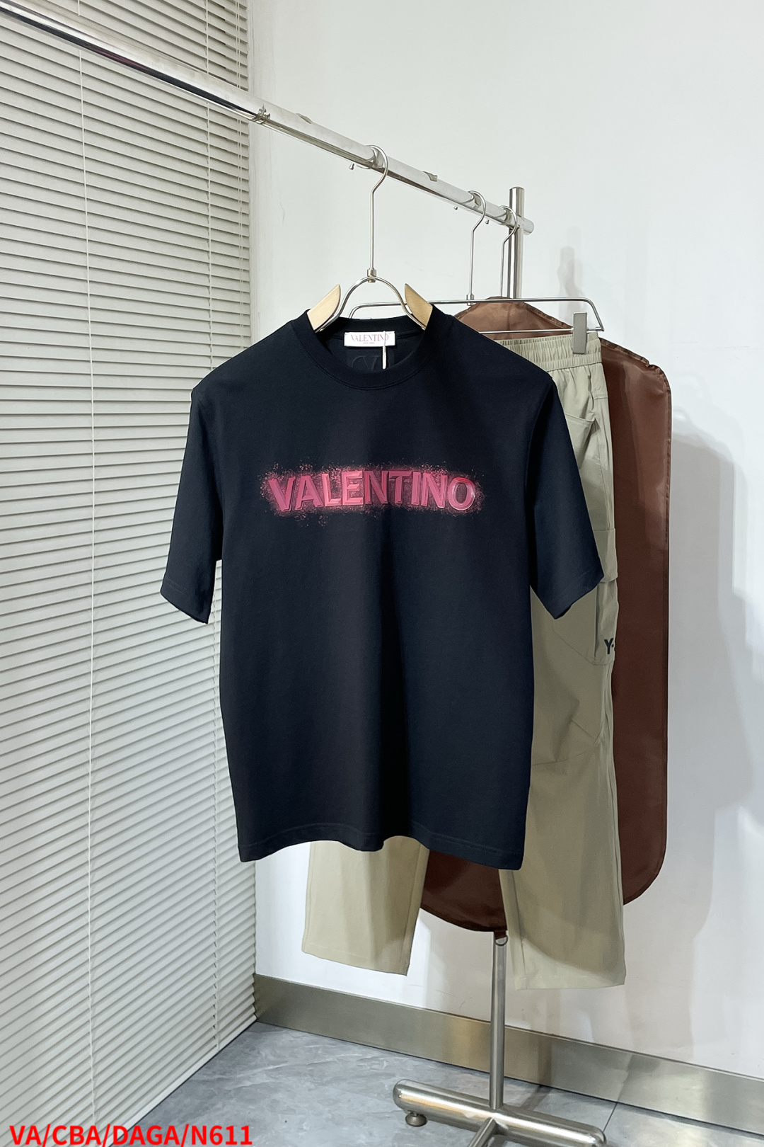 NO:442760,N611 VA Valentino Spring and Summer New Round Neck 1955 Spring and Summer Newest Short-sleeved Round Neck T-shirt High-end Customization Design Avant-garde and fashionable Brand logo heavy craftsmanship design High-end custom original fabric Soft feel Comfortable upper body wear Level exquisite car line FDH Necessary products for men FDH Color Black. White Number of codes M-3XL Complete three standards The next day, Valentino, T-shirt,tees, t-shirt,alexander wang19860909N611 VA 华伦天奴 1955春夏新款圆领 首发最新款短袖圆领T恤 高端订制 设计前卫时尚 品牌logo重工艺设计 高端定制原版面料 手感柔软 上身穿着舒适 级别精致车线 做工精细 上身效果无敌帅气 fdh型男必备单品 颜色黑色.白色 码数M-3XL 三标齐全 隔天,,valentino,T-shirt,tees，t-shirt,alexander wang,Men's clothing