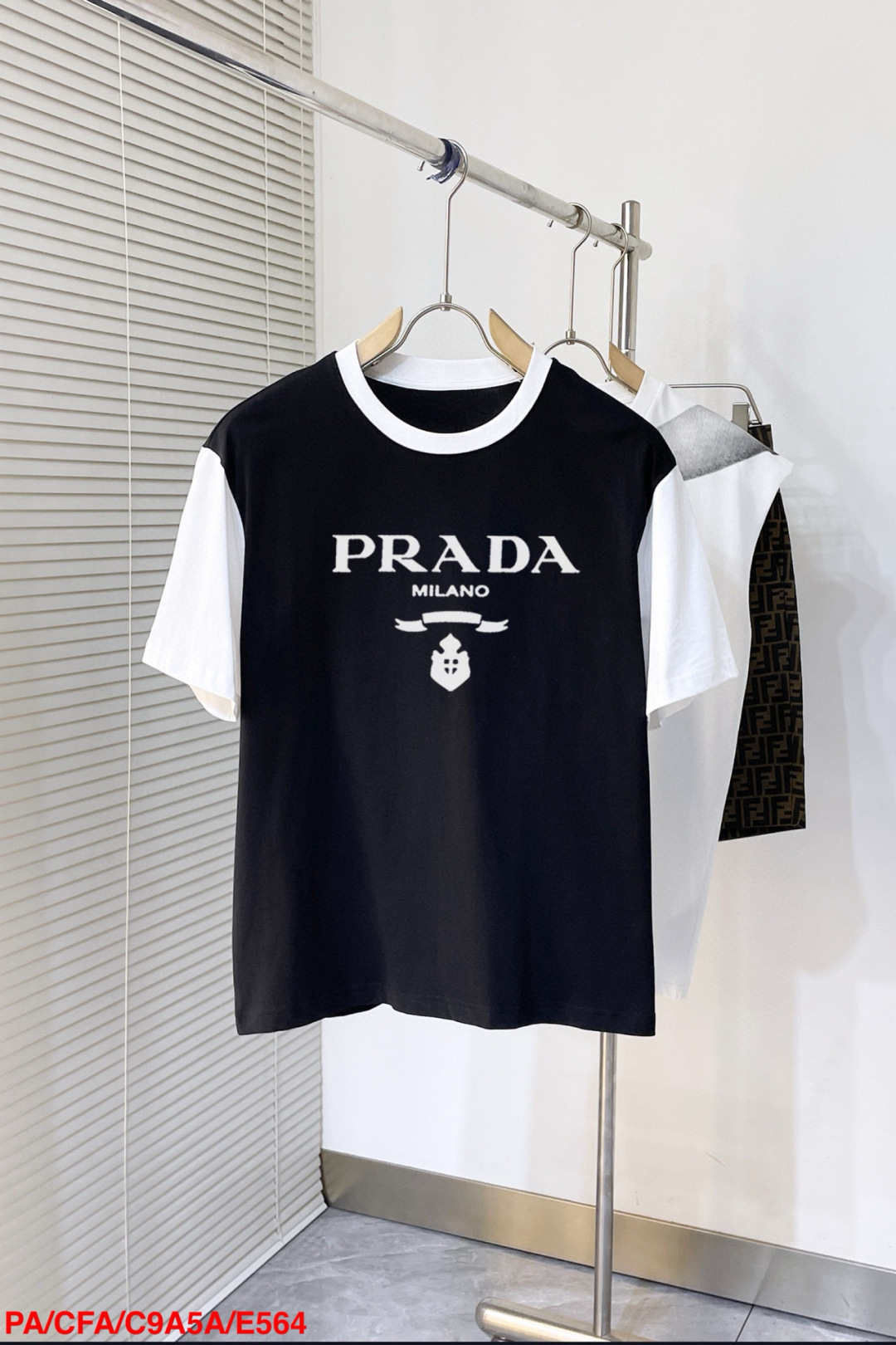NO:442764,E564 PA Prada spliced ​​new letter printing double-layer heavy industry short-sleeved T-pattern letter pattern is a hit item every year, whether it is a T-pat or a sweatshirt, the front large-area printing is direct injection by Dakangli digital printing machine, extremely costly, after many debugging and shaping, the color difference reduction degree is close to 99% from the original version, different from the market junk offset printing version, super labor-consuming, fabric is exclusively customized dyed 230 grams Cotton double strand M-3XL black and white 2 colors 200 catties can be worn (095) Bust length, shoulder width, sleeve length M 1066950 22 L 11071 52 22.5 XL114 7354 23 2XL 118 7556 23.5 3XL 12277 58  24, prada, hoodie, sweatshirts, T-shirt, alexander wang19860909E564 PA普拉达 拼接新款字母印花双层重工短袖T桖 字母图案不管是T桖还是卫衣都是每年的爆款单品 前幅大面积印花采用大康丽数码印花机直喷 成本极高 经过多次的调试打版图案色差还原度与原版接近百分之99 区别市场垃圾胶印版本 超级费工时 面料采用独家定制定染230克 棉双股 M-3XL 黑白2色 200斤可穿（095） 胸围 衣长肩宽 袖长 M 1066950 22 L 11071 52 22.5 XL114 7354 23 2XL 118 7556 23.5 3XL 12277 58 24,,prada,hoodie,sweatshirts,T-shirt,alexander wang,Men's clothing
