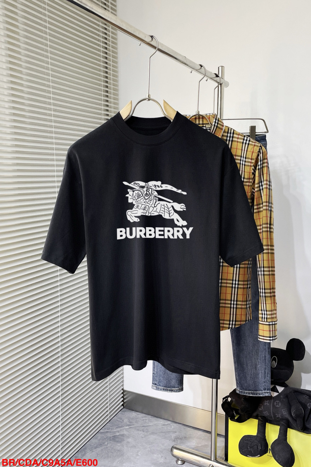 NO:442756,E600 BR Burberry New letter printing double-layer heavy industry short-sleeved T-pattern letter pattern is a hit item every year, whether it is a T-pat or a sweatshirt, the front large-area printing is direct sprayed by Dakangli digital printing machine, extremely high cost, after multiple debugging and shaping, the color difference reduction degree is close to 99% from the original version, different from the market garbage offset printing version, super labor-consuming, fabric is exclusively customized and dyed 280 grams Cotton double strand M (100-140 catties) L (140155 catties) XL (160-175 catties) XXL (175-185 kg) XXXL (185-210 catties) Black and white 2 colors 200 catties can be worn 182165 catties  Loose style (095), Burberry, hoodie, sweatshirts, T-shirt, alexander wang19860909E600 BR 巴宝莉 新款字母印花双层重工短袖T桖 字母图案不管是T桖还是卫衣都是每年的爆款单品 前幅大面积印花采用大康丽数码印花机直喷 成本极高 经过多次的调试打版图案色差还原度与原版接近百分之99 区别市场垃圾胶印版本 超级费工时 面料采用独家定制定染280 克 棉双股 M（100-140斤）L（140155斤）XL（160-175斤）XXL（175-185斤）XXXL（185-210斤）黑白2色 200斤可穿 182165斤穿XL 宽松版型（095）,,burberry,hoodie,sweatshirts,T-shirt,alexander wang,Men's clothing