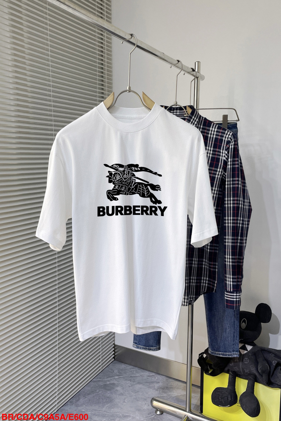 NO:442769,E600 BR Burberry New letter printing double-layer heavy industry short-sleeved T-pattern letter pattern is a hit item every year, whether it is a T-pat or a sweatshirt, the front large-area printing is direct sprayed by Dakangli digital printing machine, extremely high cost, after multiple debugging and shaping, the color difference reduction degree is close to 99% from the original version, different from the market garbage offset printing version, super labor-consuming, fabric is exclusively customized and dyed 280 grams Cotton double strand M (100-140 catties) L (140155 catties) XL (160-175 catties) XXL (175-185 kg) XXXL (185-210 catties) Black and white 2 colors 200 catties can be worn 182165 catties  Loose style (095), Burberry, hoodie, sweatshirts, T-shirt, alexander wang19860909E600 BR 巴宝莉 新款字母印花双层重工短袖T桖 字母图案不管是T桖还是卫衣都是每年的爆款单品 前幅大面积印花采用大康丽数码印花机直喷 成本极高 经过多次的调试打版图案色差还原度与原版接近百分之99 区别市场垃圾胶印版本 超级费工时 面料采用独家定制定染280 克 棉双股 M（100-140斤）L（140155斤）XL（160-175斤）XXL（175-185斤）XXXL（185-210斤）黑白2色 200斤可穿 182165斤穿XL 宽松版型（095）,,burberry,hoodie,sweatshirts,T-shirt,alexander wang,Men's clothing