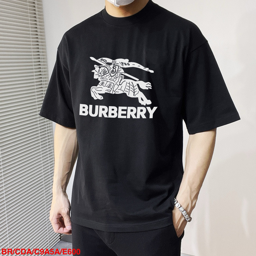 NO:732754,E600 BR Burberry's new letter-printed double-layer heavy-duty short-sleeved T-shirt. Whether it is a T-shirt or a sweatshirt, the letter pattern is a popular item every year. The large-area printing on the front is directly sprayed by Dakangli digital printing machine. The cost is extremely high. After many debuggings, the color difference of the pattern is close to 99% of the original version. It is different from the junk offset printing version in the market. It is super time-consuming. The fabric is exclusively customized and dyed 280 grams of cotton double-stranded.  M (100-140 pounds) L (140/155 pounds)19860909E600 BR 巴宝莉新款字母印花双层重工短袖T桖 字母图案不管是T桖还是卫衣都是每年的爆款单品 前幅大面积印花采用大康丽数码印花机直喷 成本极高 经过多次的调试打版图案色差还原度与原版接近百分之99 区别市场垃圾胶印版本 超级费工时 面料采用独家定制定染280 克 棉双股 M（100-140斤）L（140/155斤）XL（160-175斤）XXL（175-185斤）XXXL（185-210斤）黑白2色 200斤可穿 182/165斤穿XL 宽松版型（）,,burberry,hoodie,sweatshirts,T-shirt,,Men's clothing
