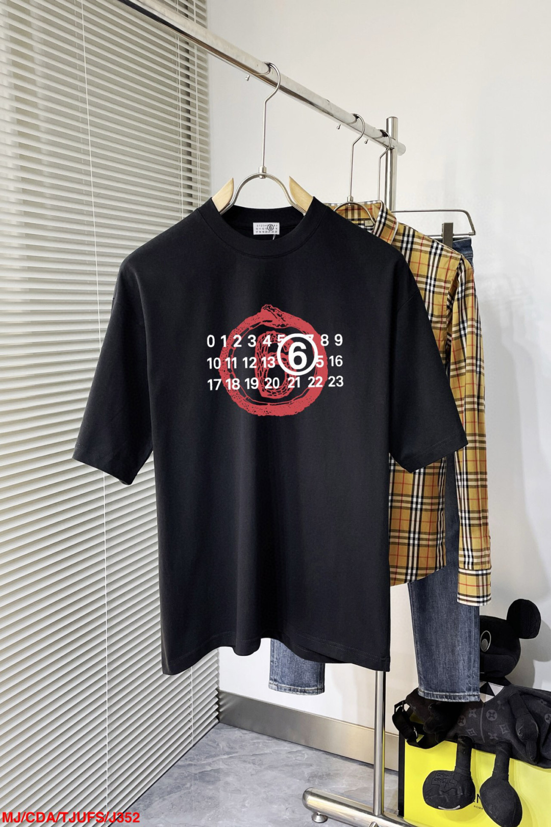 NO:444960,J352 Majila New letter printing double-layer heavy industry short-sleeved T-pattern letter pattern is a hit item every year, whether it is a T-pat or a sweatshirt, the front large-area printing is direct sprayed by Dakangli digital printing machine, extremely costly, after many debugging and shaping, the color difference reduction degree is close to 99% from the original version, different from the market garbage offset printing version, super labor-consuming, fabric is exclusively customized and dyed 280 grams Cotton double strand M (100-140 catties) L (140/155 catties) XL (160-175 catties) XXL (175-185 kg) XXXL (185-210 catties) Black and white 2 colors 200 catties can be worn 182/165 catties XL Loose style (095),,masion  Margiela, hoodie, sweatshirts, T-shirt, alexander wang19860909J352 马吉拉 新款字母印花双层重工短袖T桖 字母图案不管是T桖还是卫衣都是每年的爆款单品 前幅大面积印花采用大康丽数码印花机直喷 成本极高 经过多次的调试打版图案色差还原度与原版接近百分之99 区别市场垃圾胶印版本 超级费工时 面料采用独家定制定染280 克 棉双股 M（100-140斤）L（140/155斤）XL（160-175斤）XXL（175-185斤）XXXL（185-210斤）黑白2色 200斤可穿 182/165斤穿XL 宽松版型（095）,,masion margiela,hoodie,sweatshirts,T-shirt,alexander wang,Men's clothing