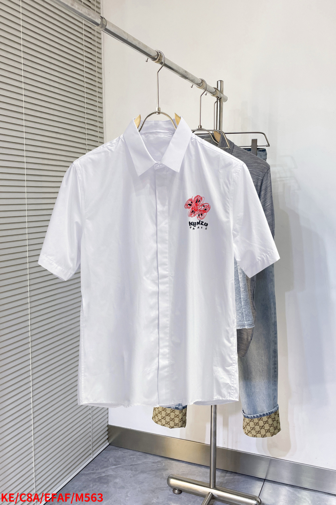 NO:444927,M563 KE counter latest men's must-have short-sleeved shirt, natural cotton, comfortable and breathable, original single product, original fabric, soft and comfortable, high-end and luxurious, enough to have a sufficiently scene-like grade, this shirt is proud to make you satisfied and face-saving! Size 38/S 39/M 40/L 41/XL 42/XXL Black and white 2 colors (095) Size chart Bust shoulder width Clothes length Sleeve length 3896 42 70 63 39102 44 71 64 40106 45 72 65 41 110 46 73 66 42 116 47 74 67,,shirts,T-shirt,alexander wang19860909M563 KE 专柜最新款男士必备款短袖衬衫,天然棉,舒服透气,原单狠货,原版面料,柔软舒适,上身高端又奢华,足够场面的档次,这款衬衫无不骄傲的让你满意有面子! 尺码38/S 39/M 40/L 41/XL 42/XXL 黑白2色（095） 尺码表 胸围 肩宽 衣长 袖长 3896 42 70 63 39102 44 71 64 40106 45 72 65 41 110 46 73 66 42 116 47 74 67,,shirts,T-shirt,alexander wang,Men's clothing