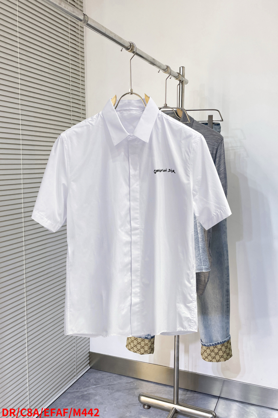 NO:444946,M442 Dior The latest men's must-have short-sleeved shirt for counter, natural cotton, comfortable and breathable, original single product, original fabric, soft and comfortable, high-end and luxurious, enough to have a sufficiently scene-like grade, this shirt is proud to make you satisfied and face-saving! Size 38/S 39/M 40/L 41/XL 42/XXL Black and white 2 colors (095) Size chart Bust shoulder width Clothes length Sleeve length 3896 42 70 63 39102 44 71 64 40106 45 72 65 41 110 46 73 66 42 116 47 74 67,,dior,shirts,T-shirt,alexander wang19860909M442 迪奥 专柜最新款男士必备款短袖衬衫,天然棉,舒服透气,原单狠货,原版面料,柔软舒适,上身高端又奢华,足够场面的档次,这款衬衫无不骄傲的让你满意有面子! 尺码38/S 39/M 40/L 41/XL 42/XXL 黑白2色（095） 尺码表 胸围 肩宽 衣长 袖长 3896 42 70 63 39102 44 71 64 40106 45 72 65 41 110 46 73 66 42 116 47 74 67,,dior,shirts,T-shirt,alexander wang,Men's clothing