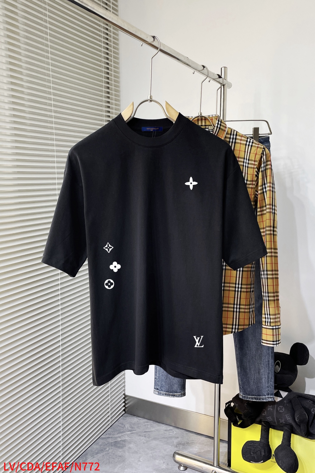 Elegante Camiseta Louis Vuitton con Estampado de Logotipo para Hombre