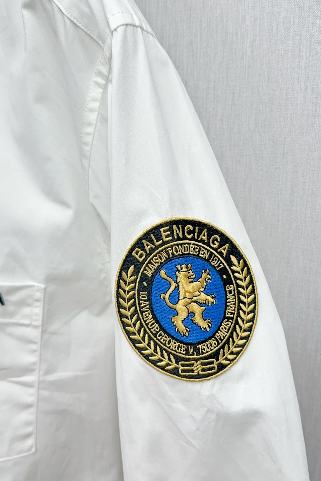 Balenciaga Logo Embroidery Shirt: High-Quality, Iconic Design, Customized Details, Parisian Elegance. - 图片 5