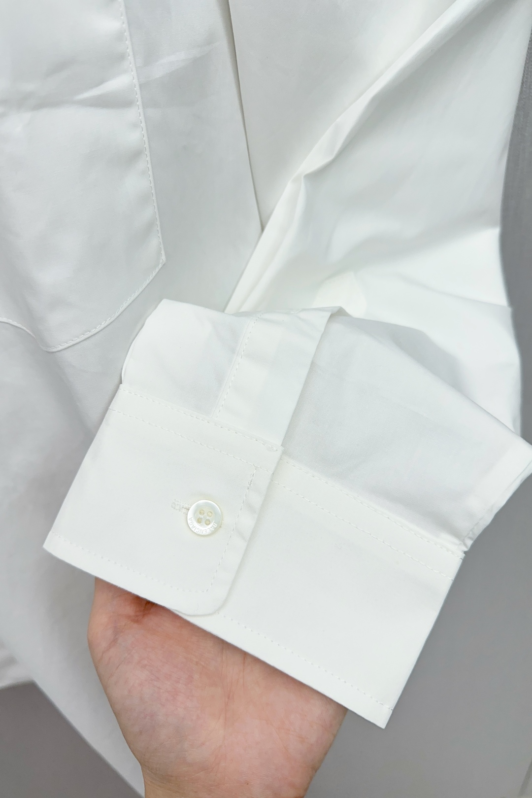 Balenciaga Logo Embroidery Shirt: High-Quality, Iconic Design, Customized Details, Parisian Elegance. - 图片 7
