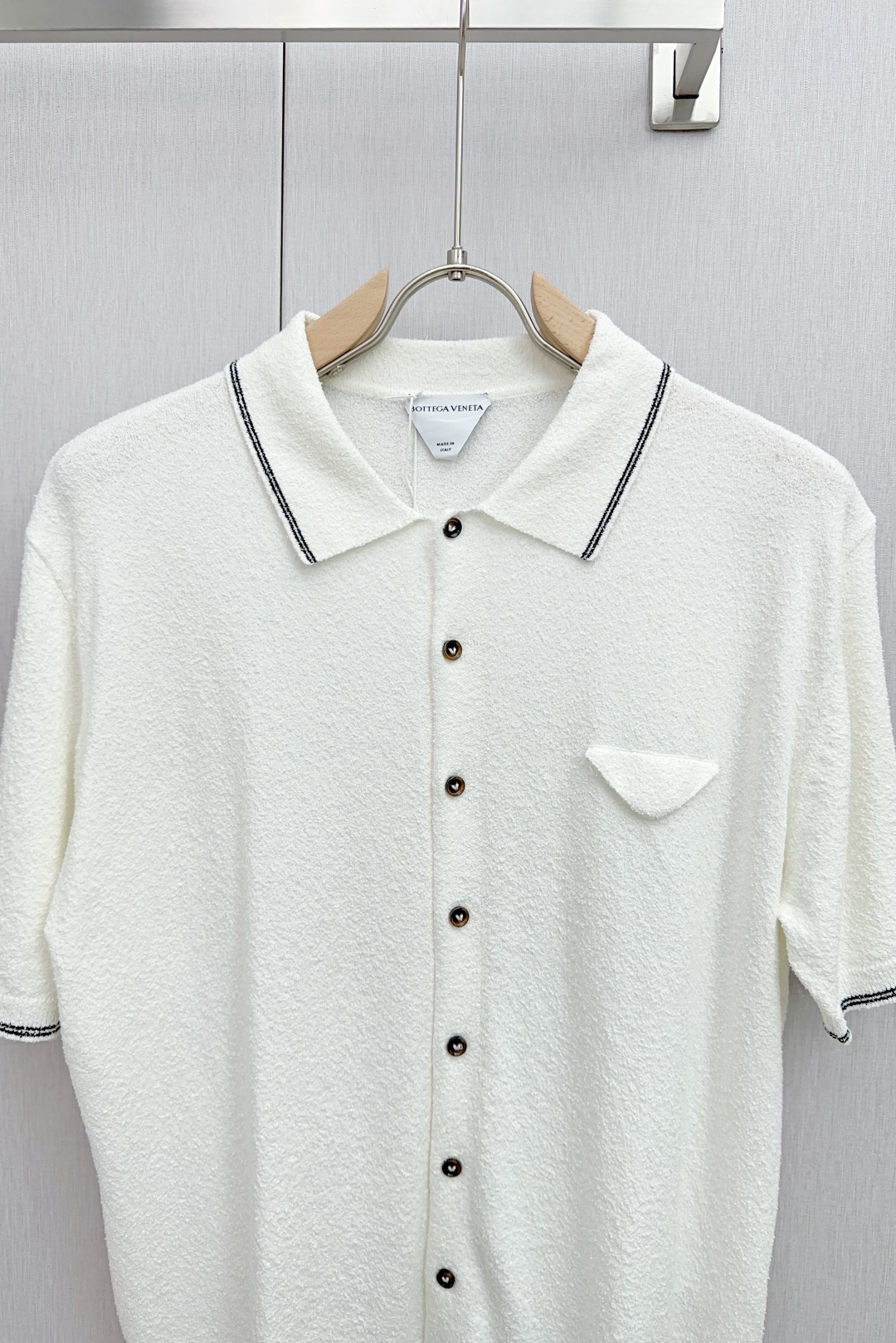 Adhesive Velvet Short Sleeve Shirt in White Cotton with Classic Design - 图片 3