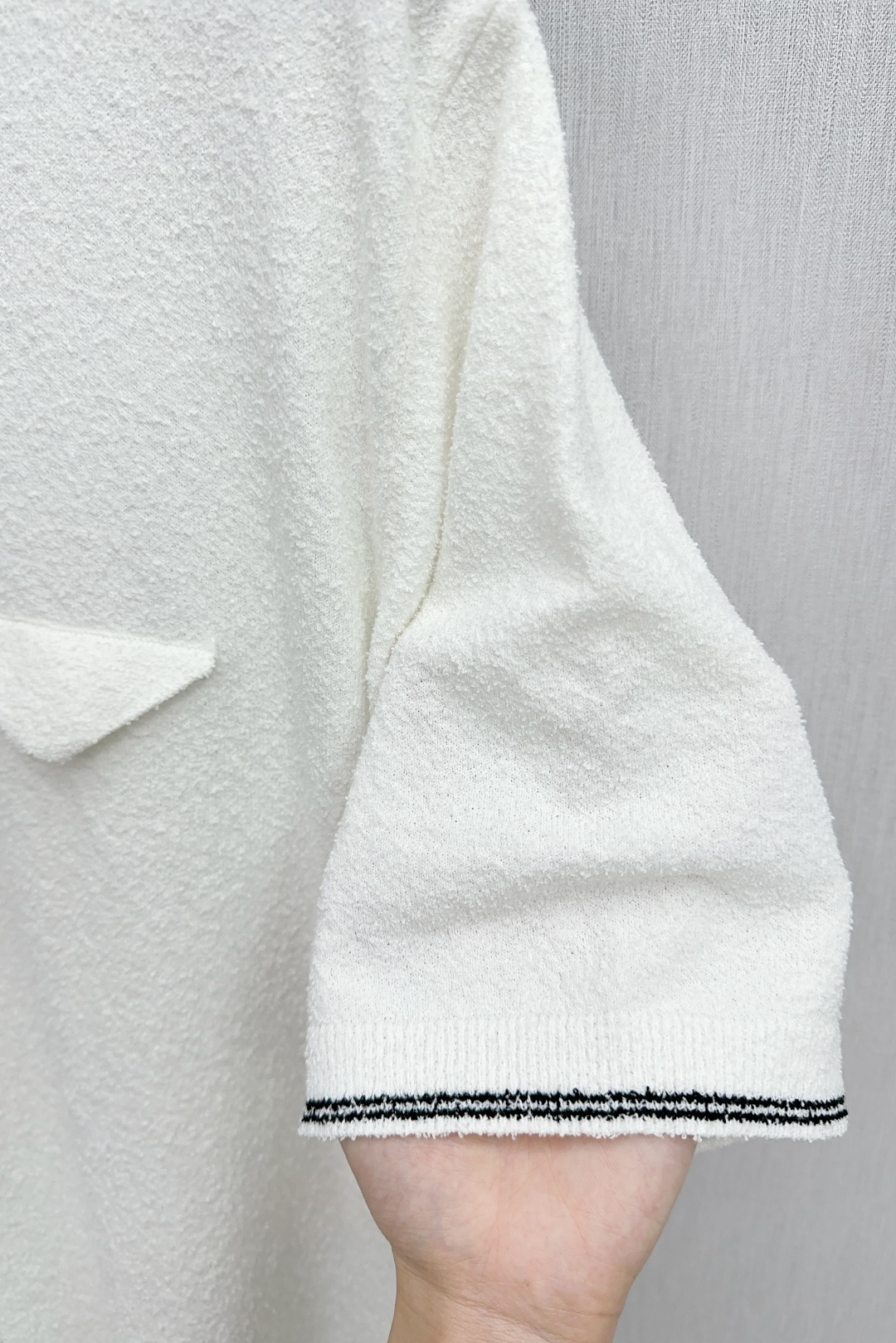 Adhesive Velvet Short Sleeve Shirt in White Cotton with Classic Design - 图片 7
