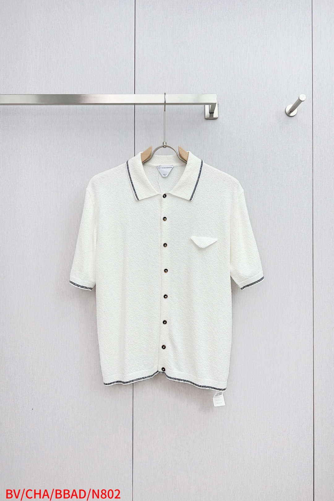 Adhesive Velvet Short Sleeve Shirt in White Cotton with Classic Design - 图片 1