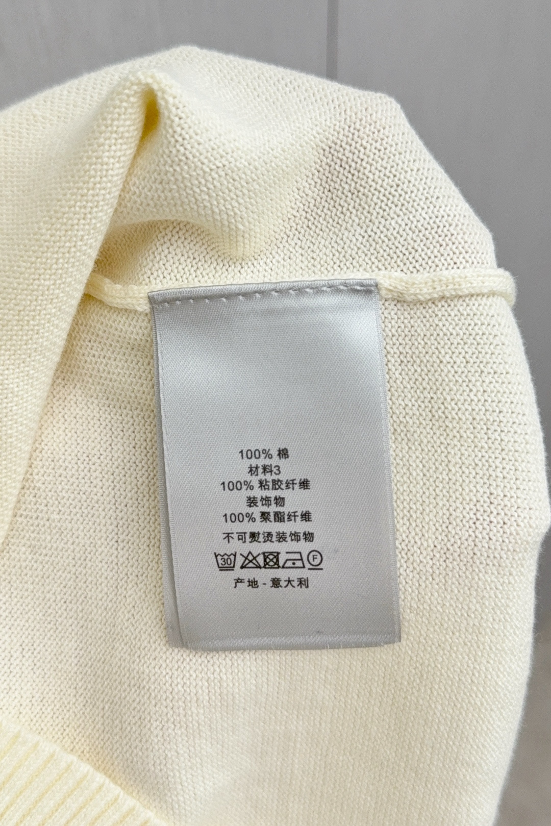 Luxurious Dior CD Archive Embroidered Sweaters in Wool-Cotton Blend, Reinterpreting Classic Elegance - 图片 8