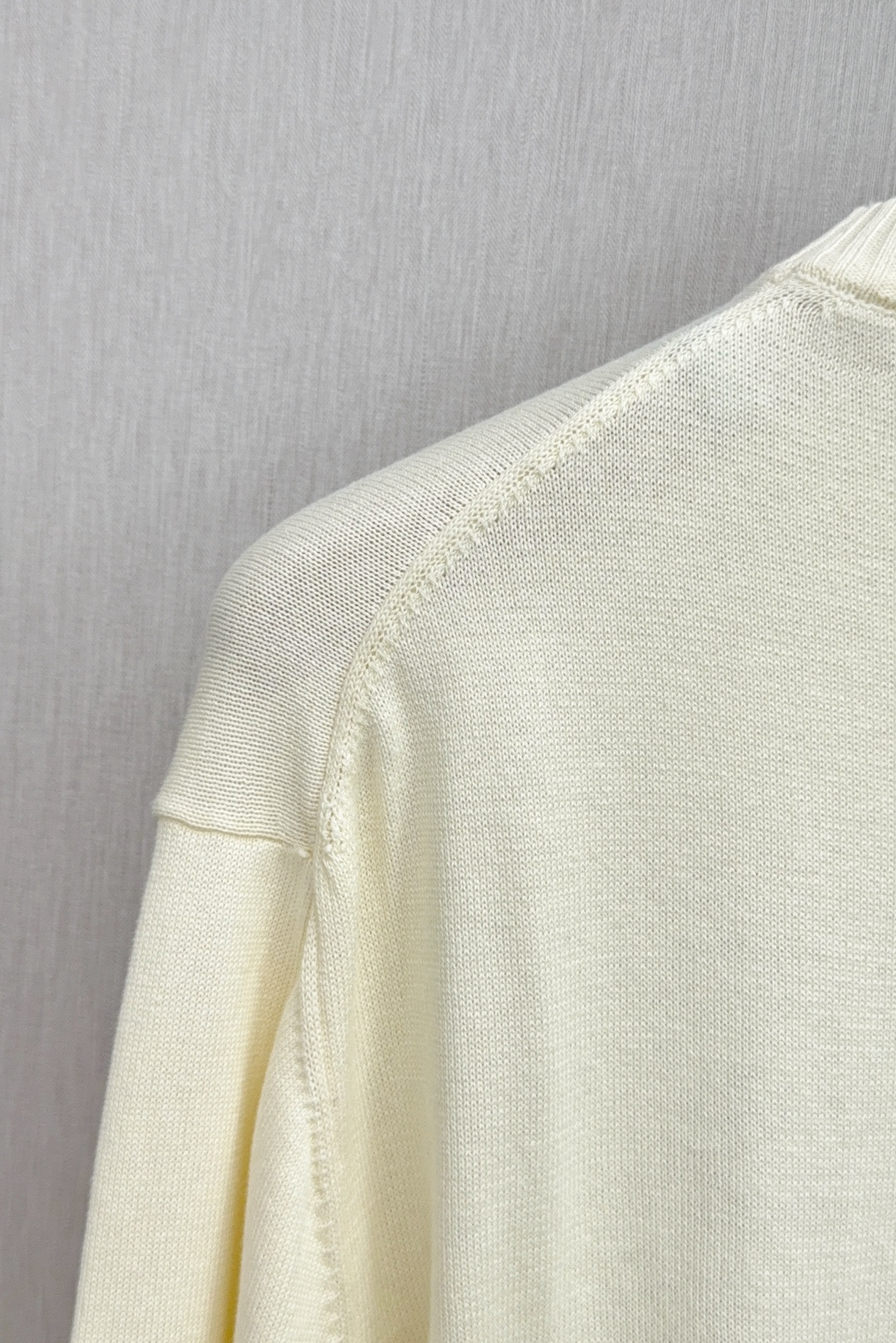 Luxurious Dior CD Archive Embroidered Sweaters in Wool-Cotton Blend, Reinterpreting Classic Elegance - 图片 6