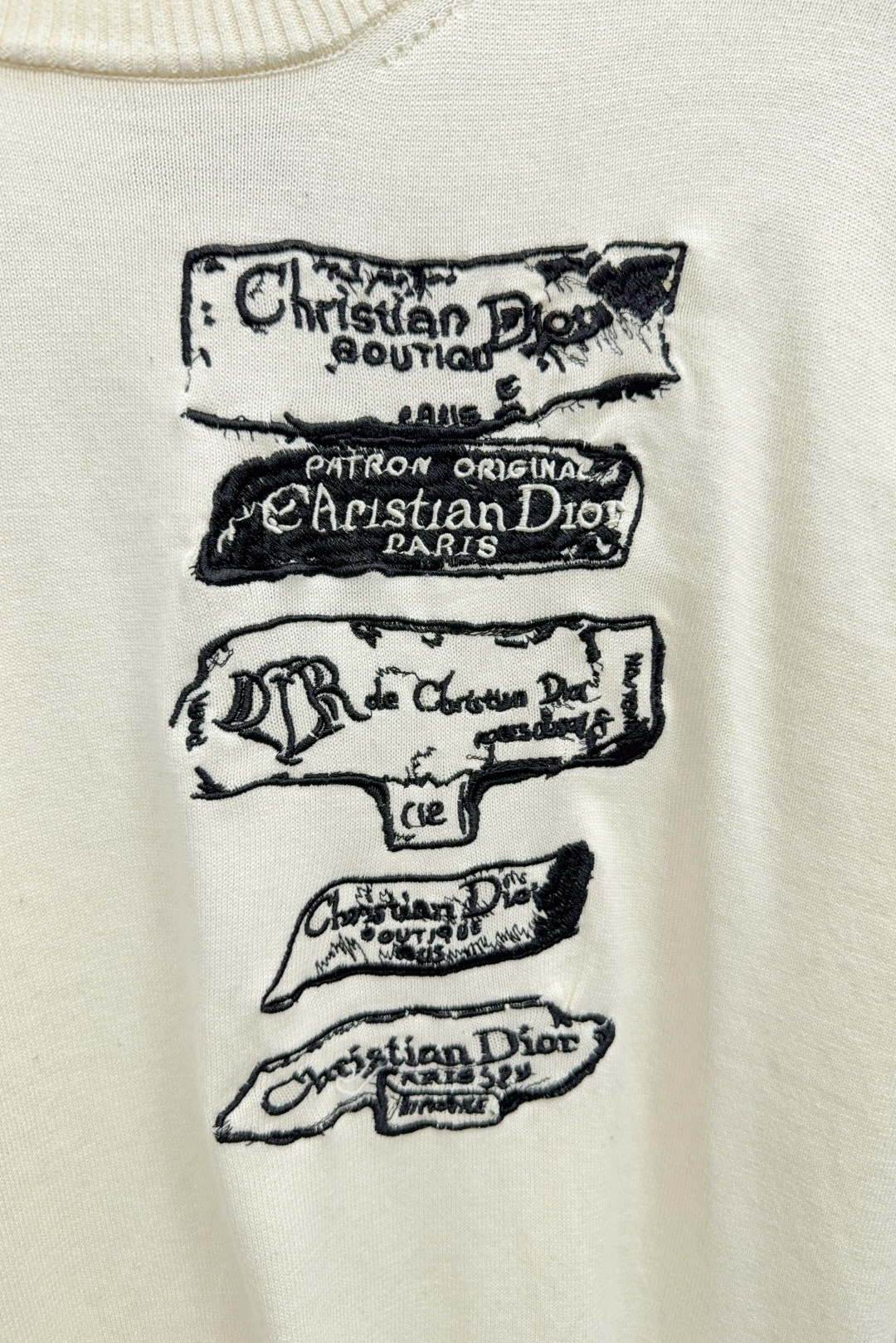Luxurious Dior CD Archive Embroidered Sweaters in Wool-Cotton Blend, Reinterpreting Classic Elegance - 图片 5
