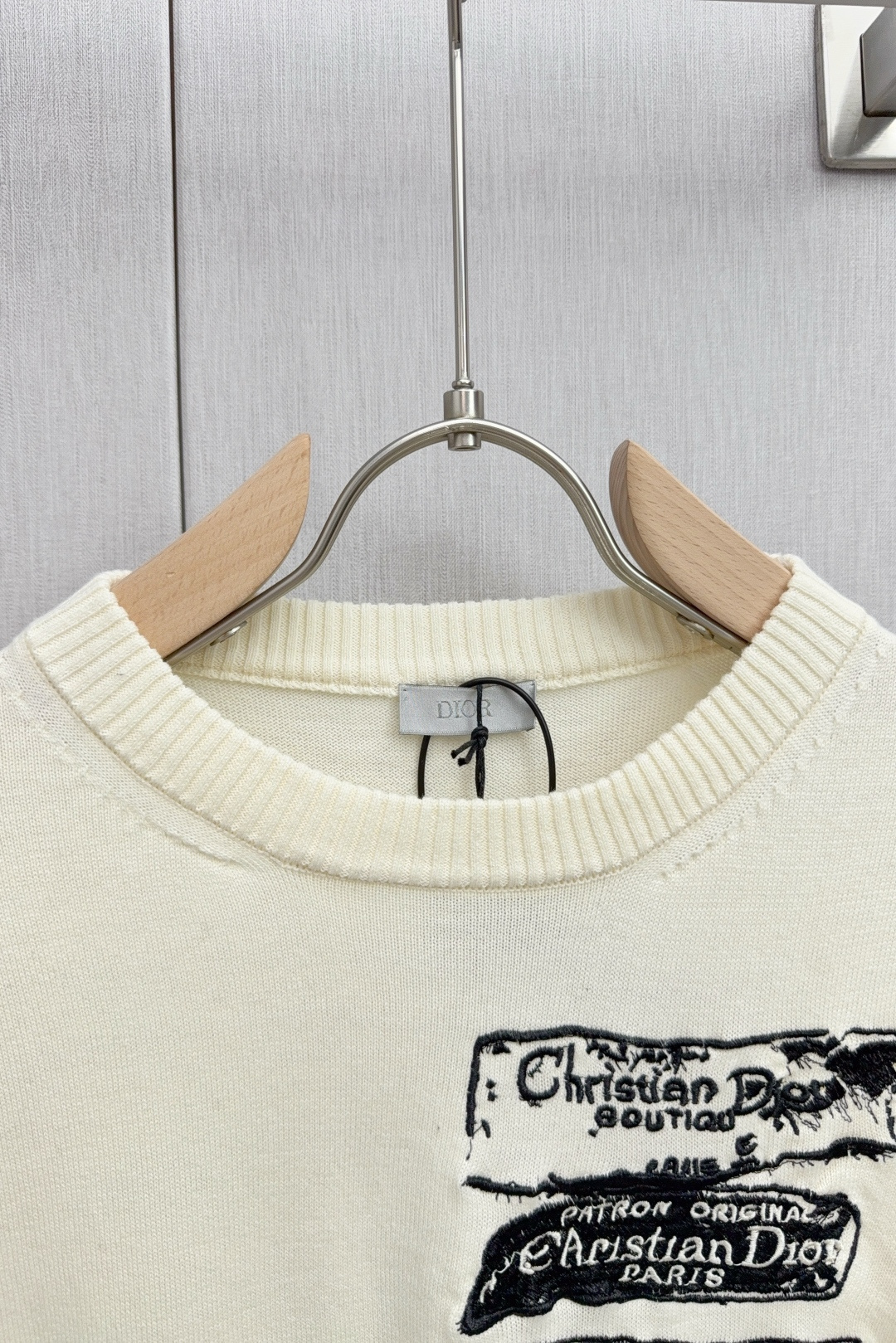 Luxurious Dior CD Archive Embroidered Sweaters in Wool-Cotton Blend, Reinterpreting Classic Elegance - 图片 4