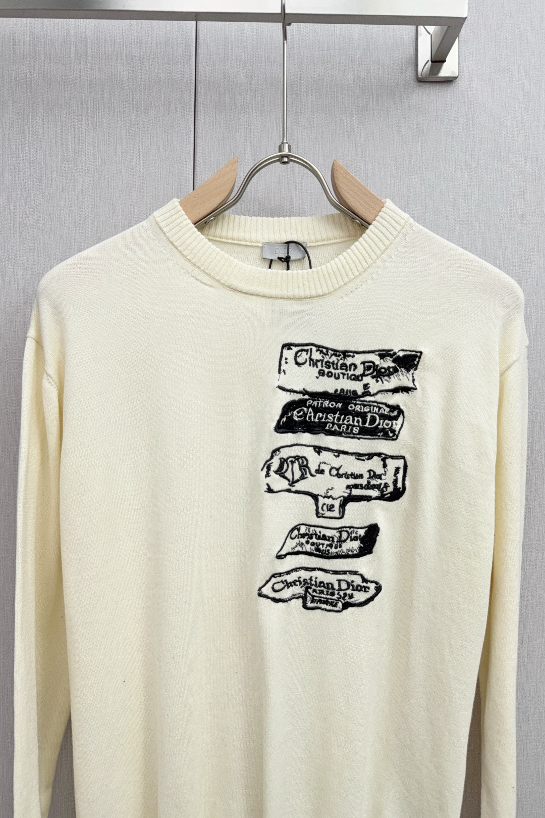 Luxurious Dior CD Archive Embroidered Sweaters in Wool-Cotton Blend, Reinterpreting Classic Elegance - 图片 3