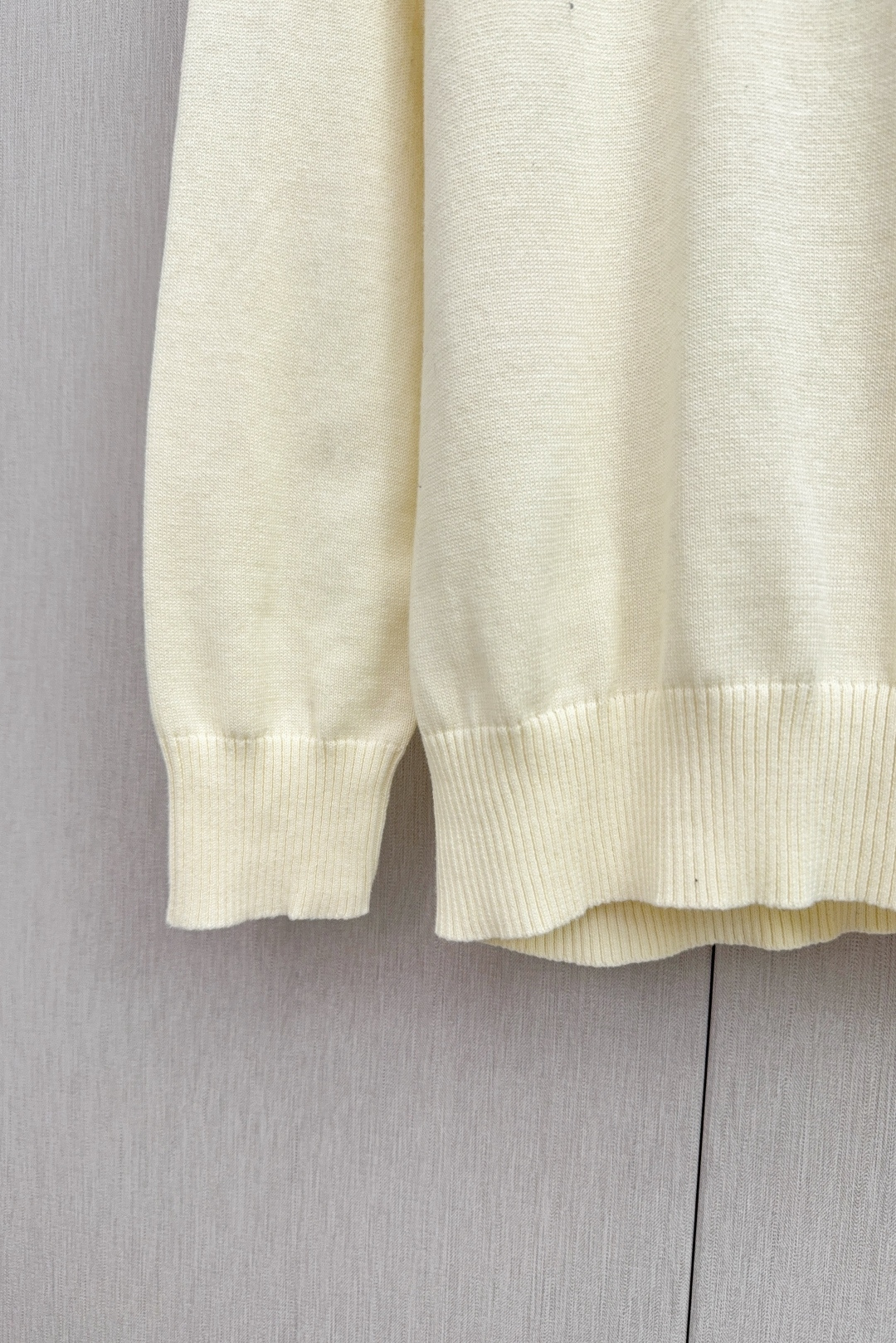 Luxurious Dior CD Archive Embroidered Sweaters in Wool-Cotton Blend, Reinterpreting Classic Elegance - 图片 7