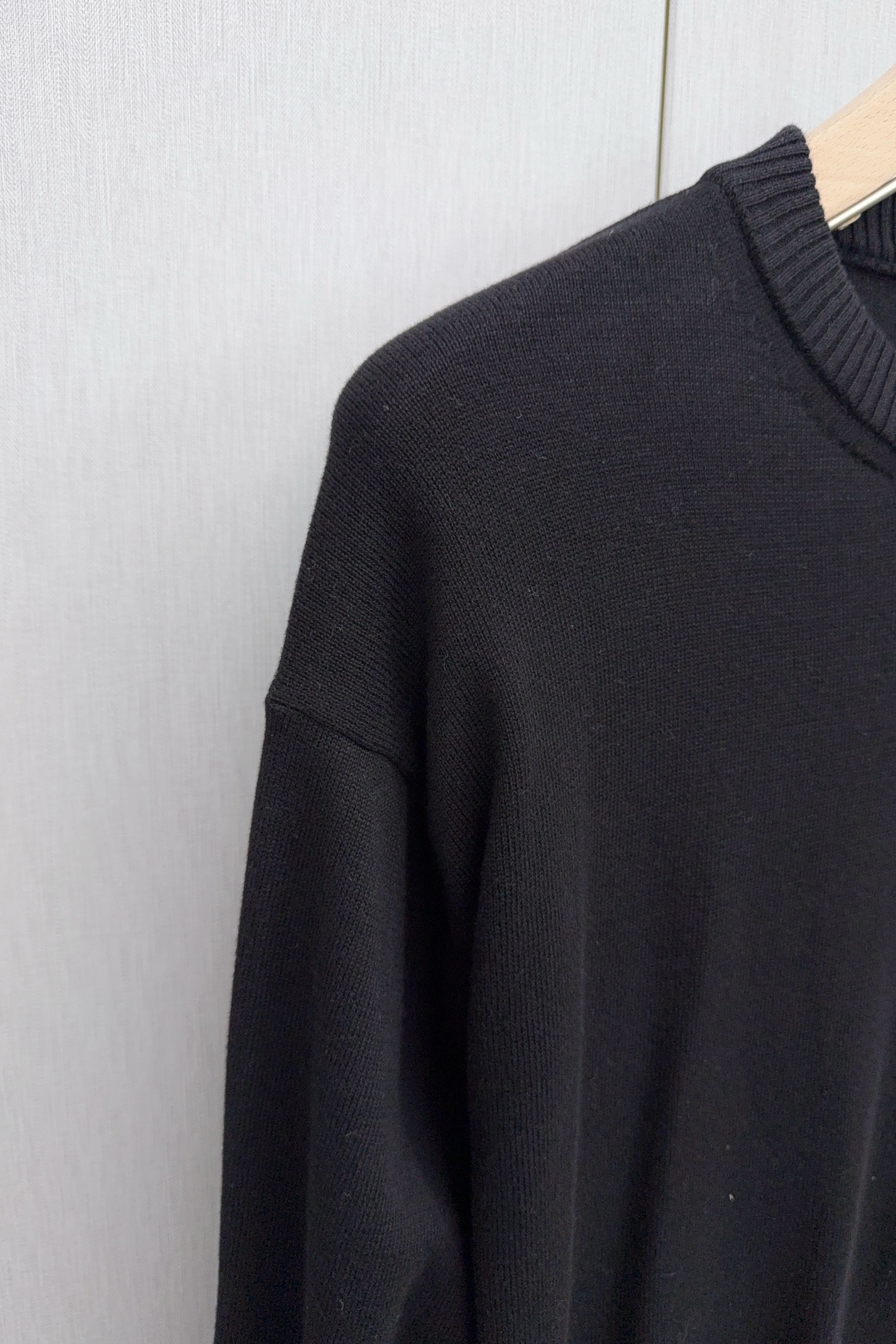 Dior CD Archive Embroidered Sweaters: Luxurious Wool-Cotton Blend, Intricate Embroidery, Timeless Elegance - 图片 6
