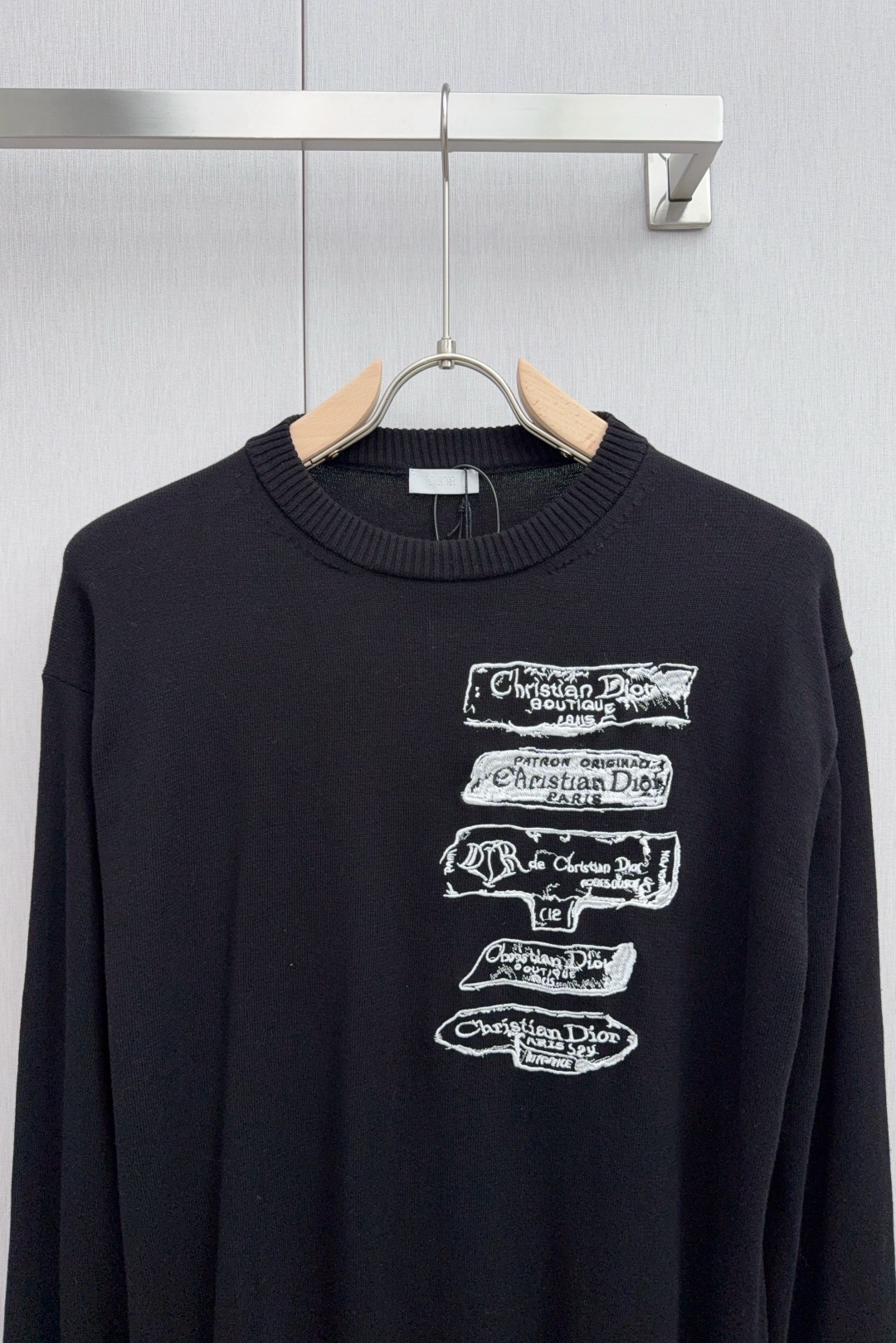 Dior CD Archive Embroidered Sweaters: Luxurious Wool-Cotton Blend, Intricate Embroidery, Timeless Elegance - 图片 3