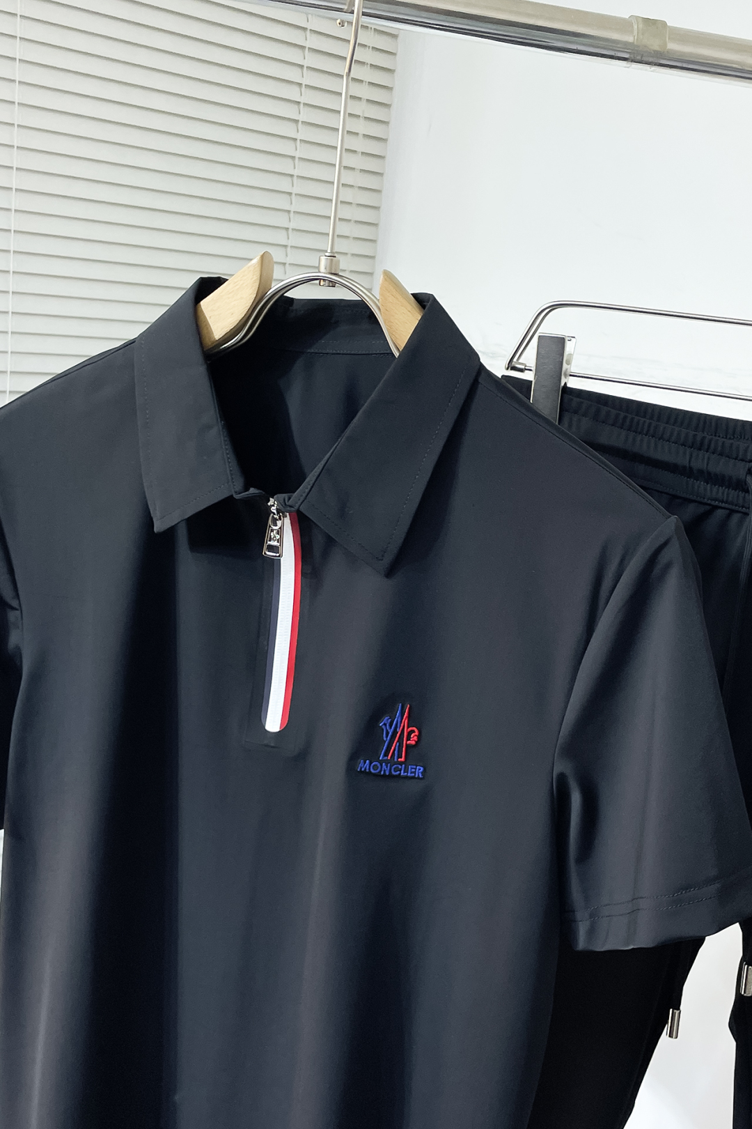 High-End Monochrome Leisure Suit with Unique Design and Top-Level Tailoring - 图片 5