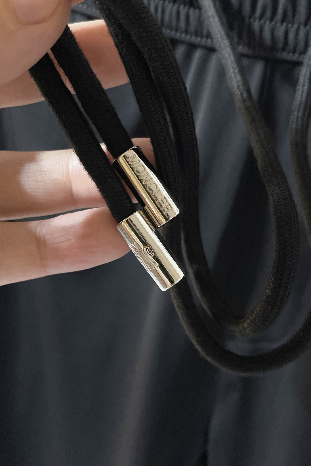 “High-End Fashion: Monochrome Leisure Suite with Unique Tailoring and Embroidery Design” - 图片 7